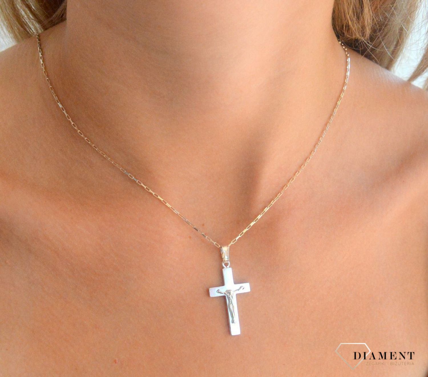 Srebrna zawieszka prosty krzyż z wizerunkiem Jezusa Chrystusa DIA-ZAW-11557-925.  Srebrna zawieszka. Srebrna zawieszka krzyżyk. Srebrny krzyż z Jezusem. Krzyżyk srebrny idealny na prezent..jpg
