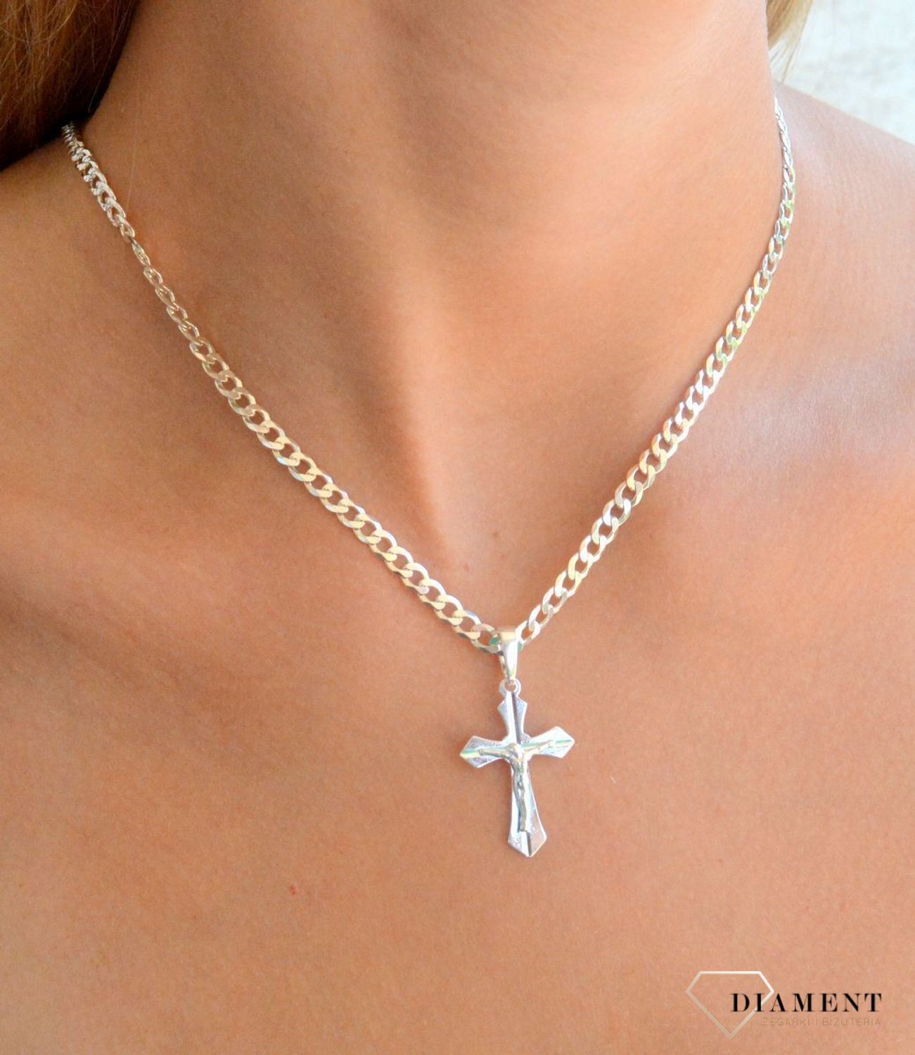 Srebrna zawieszka krzyż z wizerunkiem Jezusa Chrystusa DIA-ZAW-11558-925.  Srebrna zawieszka. Srebrna zawieszka krzyżyk. Srebrny krzyż z Jezusem. Krzyżyk srebrny idealny na prezent..jpg