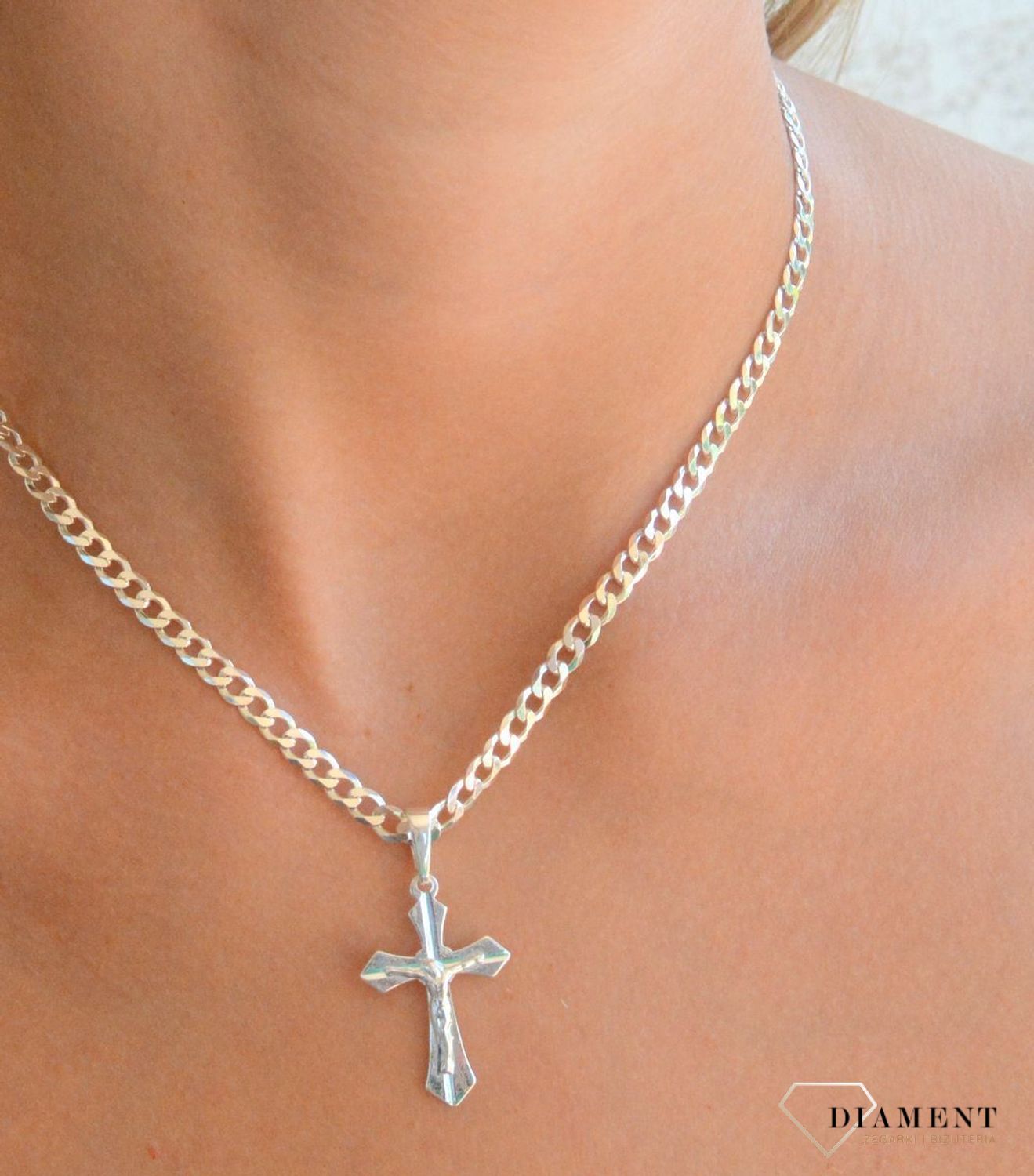 Srebrna zawieszka krzyż z wizerunkiem Jezusa Chrystusa DIA-ZAW-11558-925.  Srebrna zawieszka. Srebrna zawieszka krzyżyk. Srebrny krzyż z Jezusem. Krzyżyk srebrny idealny na prezent..jpg