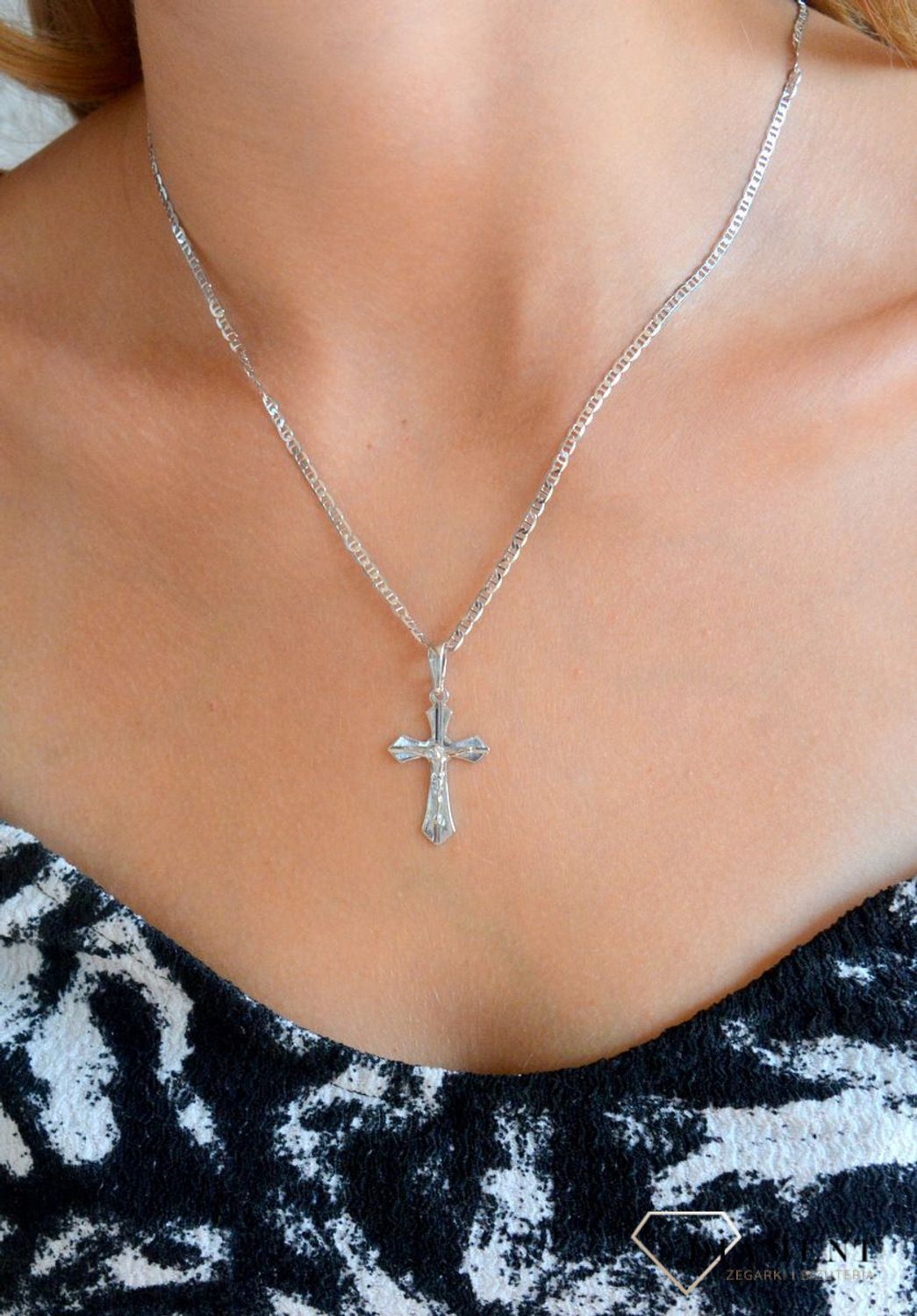 Srebrna zawieszka krzyż z wizerunkiem Jezusa Chrystusa DIA-ZAW-11558R-925.  Srebrna zawieszka. Srebrna zawieszka krzyżyk. Srebrny krzyż z Jezusem. Krzyżyk srebrny idealny na prezent..jpg