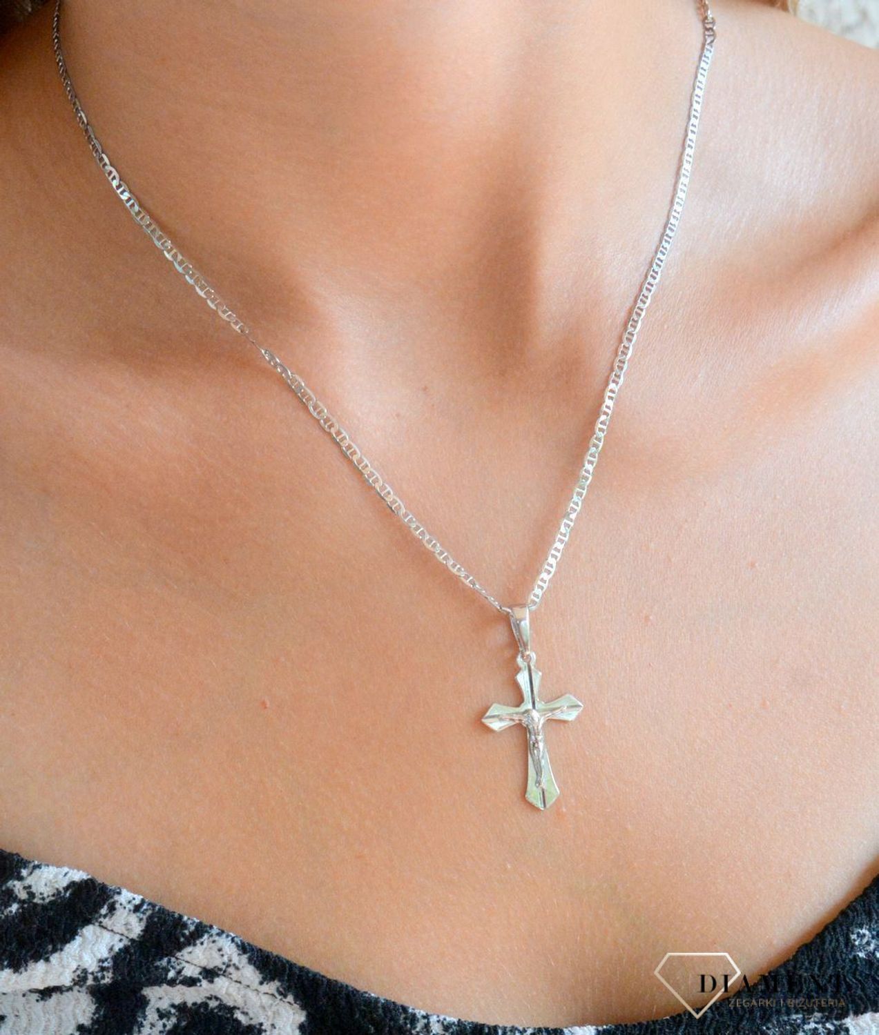 Srebrna zawieszka krzyż z wizerunkiem Jezusa Chrystusa DIA-ZAW-11558R-925.  Srebrna zawieszka. Srebrna zawieszka krzyżyk. Srebrny krzyż z Jezusem. Krzyżyk srebrny idealny na prezent..jpg