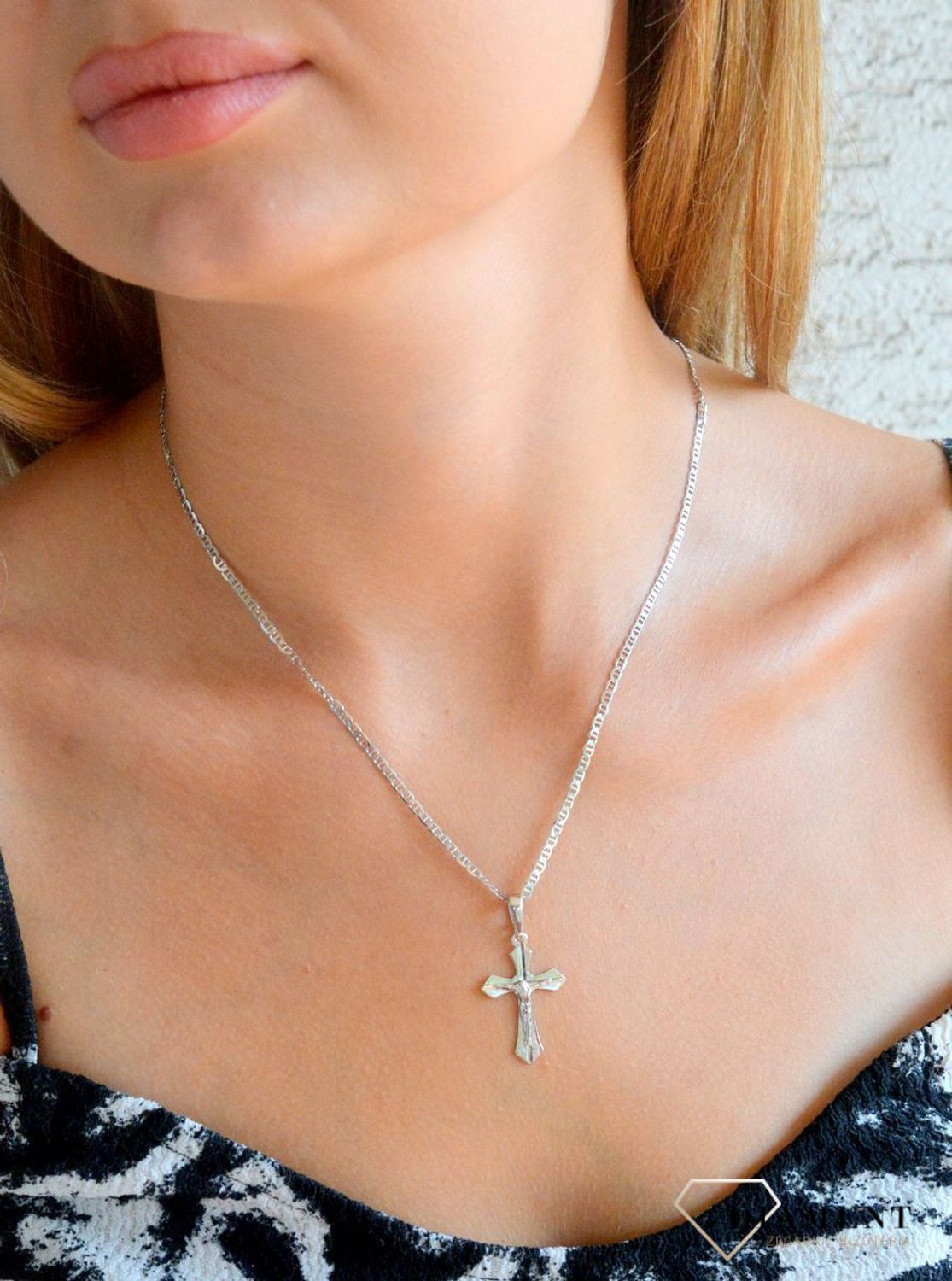 Srebrna zawieszka krzyż z wizerunkiem Jezusa Chrystusa DIA-ZAW-11558R-925.  Srebrna zawieszka. Srebrna zawieszka krzyżyk. Srebrny krzyż z Jezusem. Krzyżyk srebrny idealny na prezent..jpg