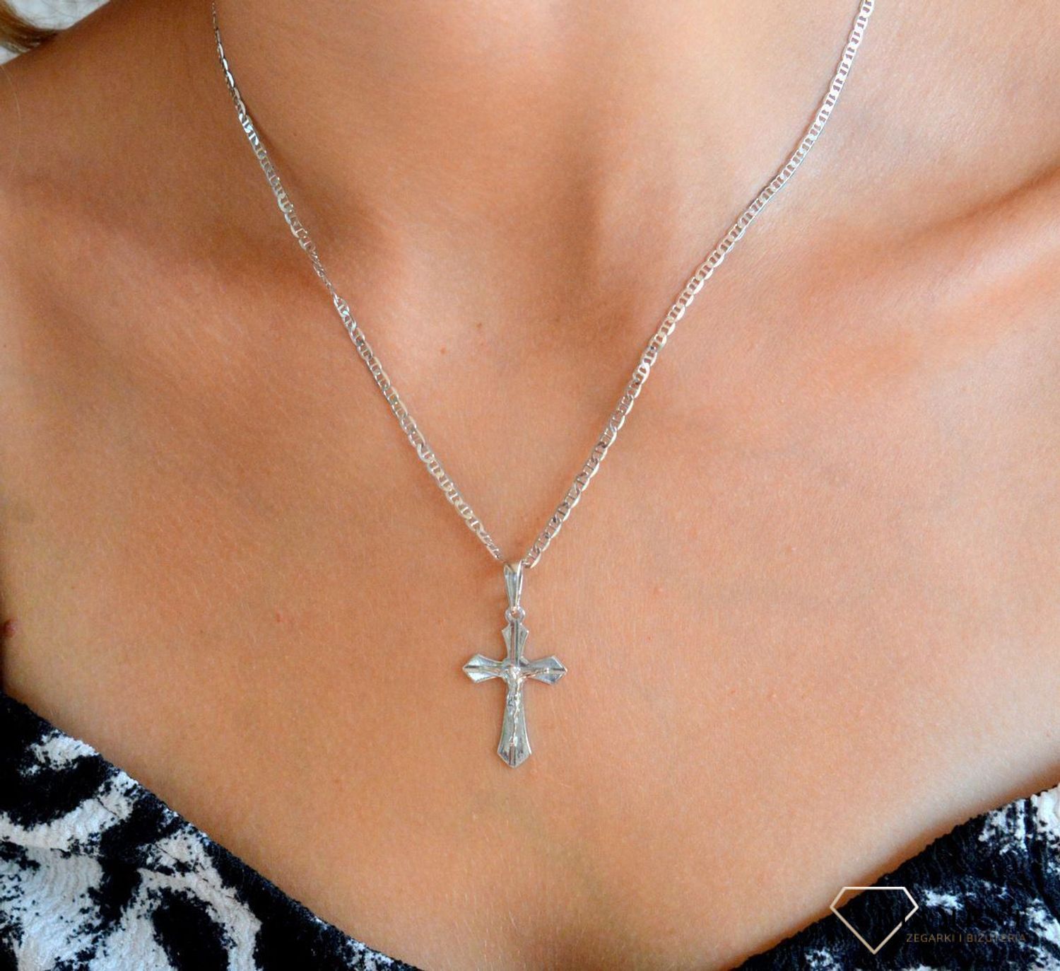 Srebrna zawieszka krzyż z wizerunkiem Jezusa Chrystusa DIA-ZAW-11558R-925.  Srebrna zawieszka. Srebrna zawieszka krzyżyk. Srebrny krzyż z Jezusem. Krzyżyk srebrny idealny na prezent..jpg