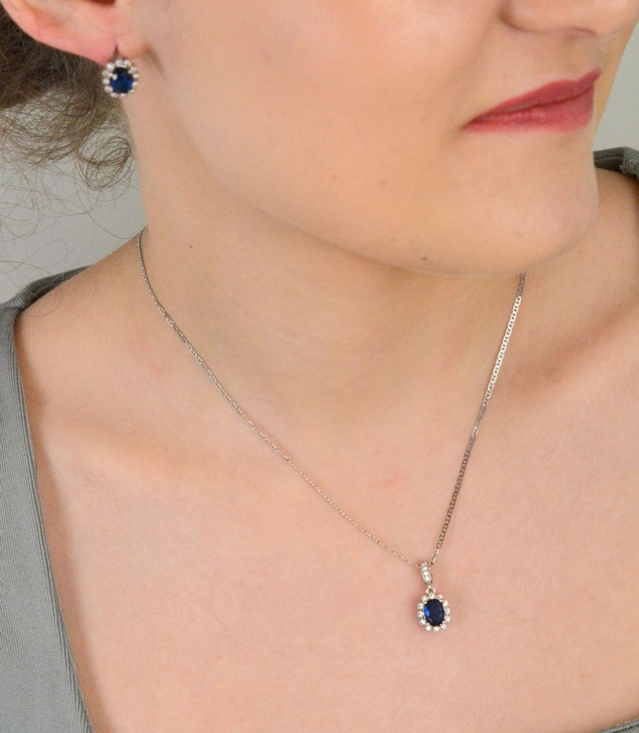 Zawieszka damska srebrna próba 925, owalna z granatową cyrkonią DIA-ZAW-11589-925 Zachwycająca zawieszka w owalnym kształcie1.jpg