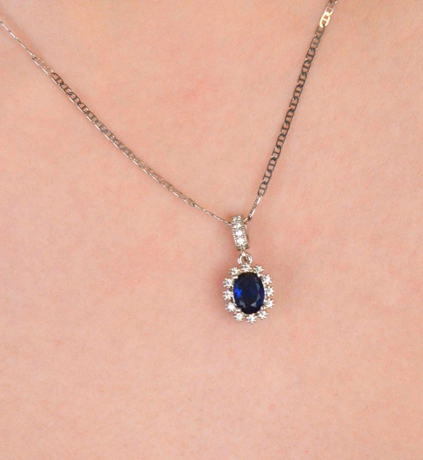 Zawieszka damska srebrna próba 925, owalna z granatową cyrkonią DIA-ZAW-11589-925 Zachwycająca zawieszka w owalnym kształcie1.jpg