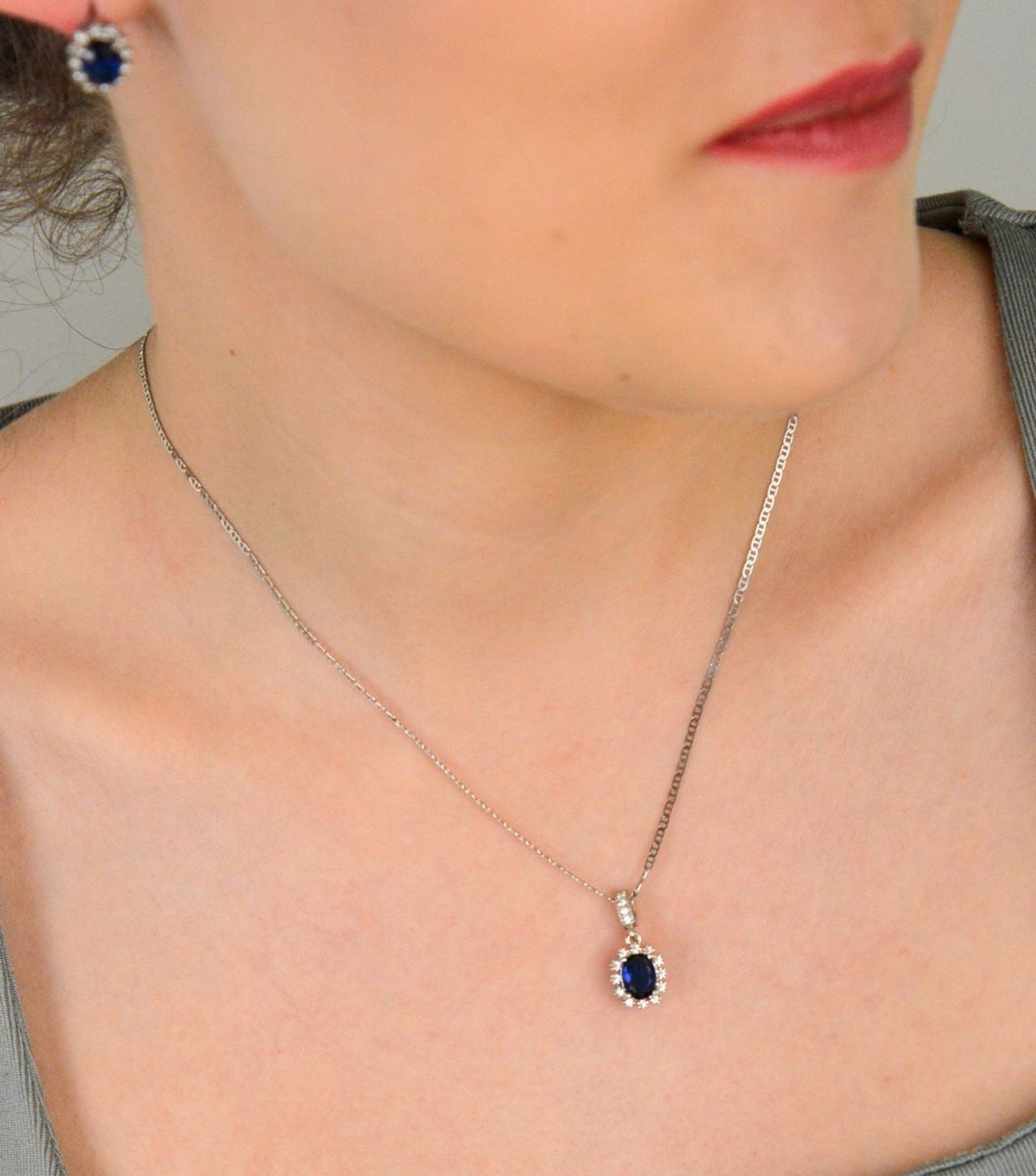 Zawieszka damska srebrna próba 925, owalna z granatową cyrkonią DIA-ZAW-11589-925 Zachwycająca zawieszka w owalnym kształcie1.jpg