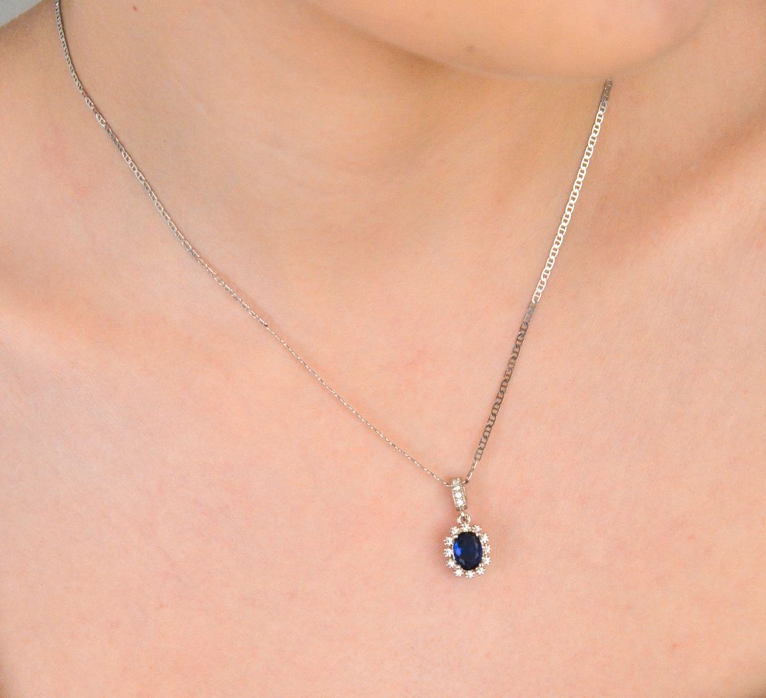 Zawieszka damska srebrna próba 925, owalna z granatową cyrkonią DIA-ZAW-11589-925 Zachwycająca zawieszka w owalnym kształcie1.jpg