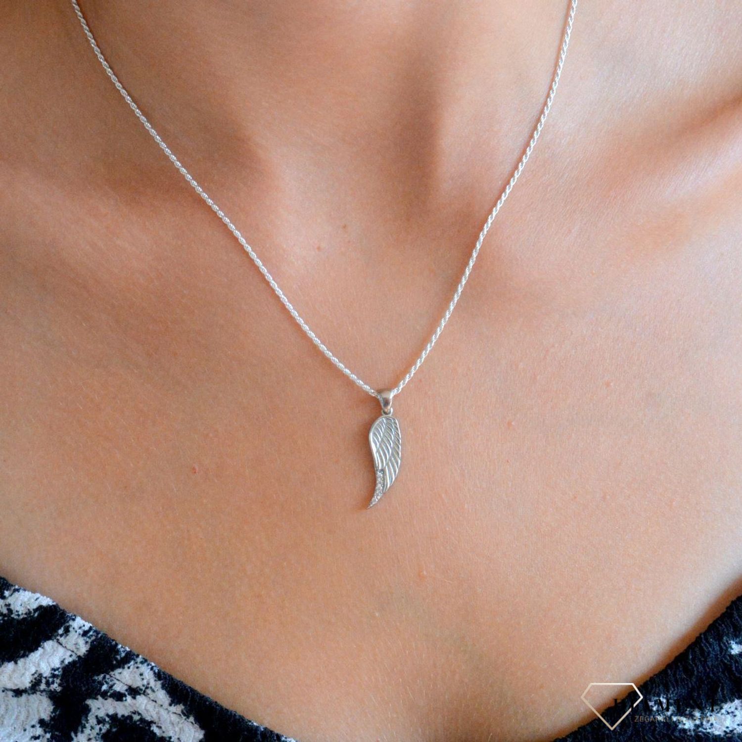 Srebrna zawieszka damska grawerowane skrzydełko z cyrkoniami DIA-ZAW-11631-925. Srebrna zawieszka damska. Damska zawieszka skrzydełko. Zawieszka srebrna do łańcuszka. Damska zawieszka srebrna na prezent..jpg