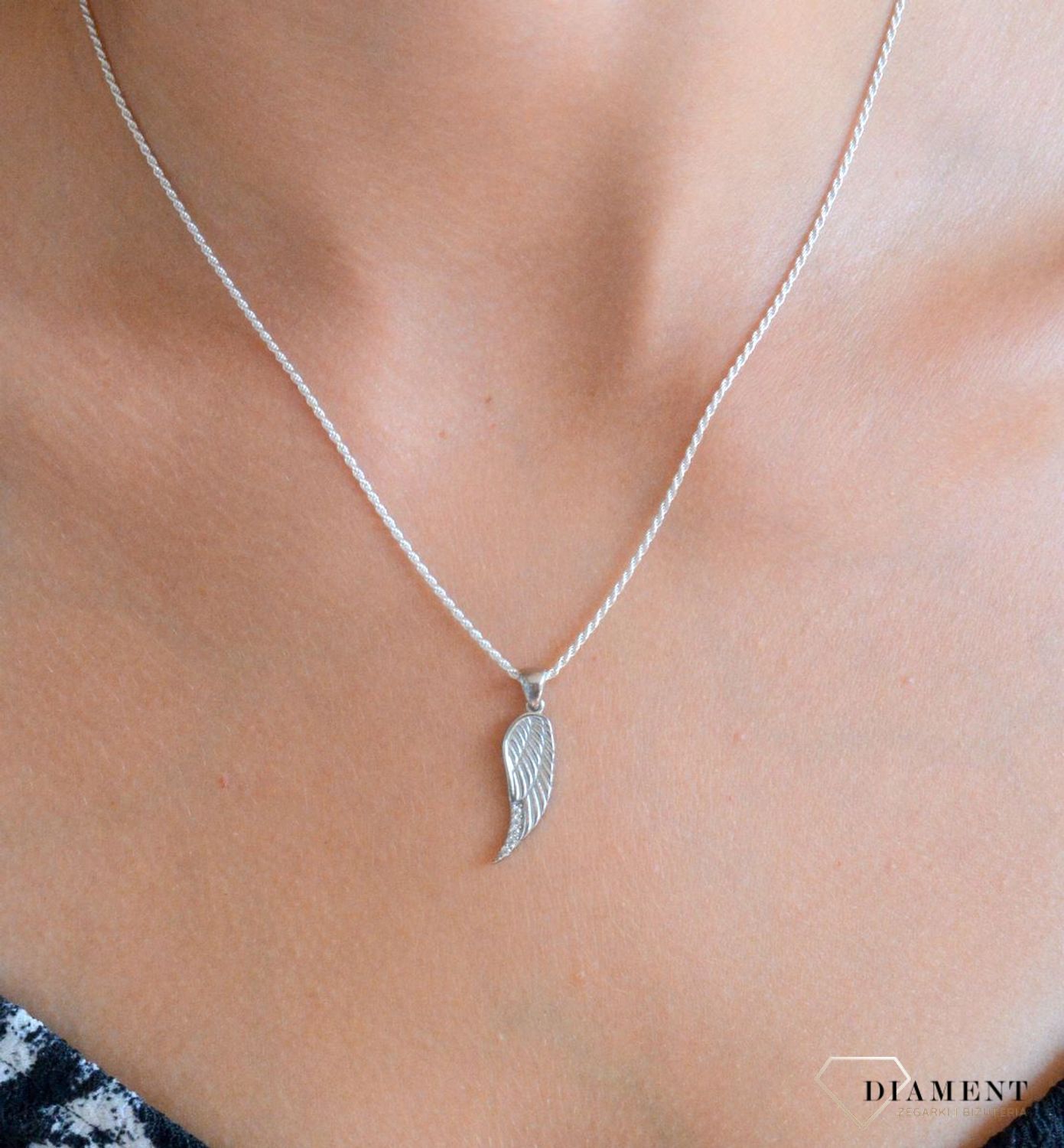 Srebrna zawieszka damska grawerowane skrzydełko z cyrkoniami DIA-ZAW-11631-925. Srebrna zawieszka damska. Damska zawieszka skrzydełko. Zawieszka srebrna do łańcuszka. Damska zawieszka srebrna na prezent..jpg