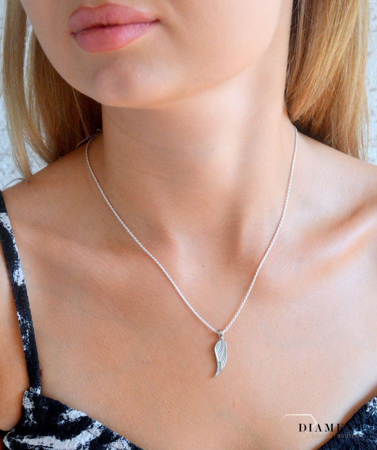 Srebrna zawieszka damska grawerowane skrzydełko z cyrkoniami DIA-ZAW-11631-925. Srebrna zawieszka damska. Damska zawieszka skrzydełko. Zawieszka srebrna do łańcuszka. Damska zawieszka srebrna na prezent..jpg