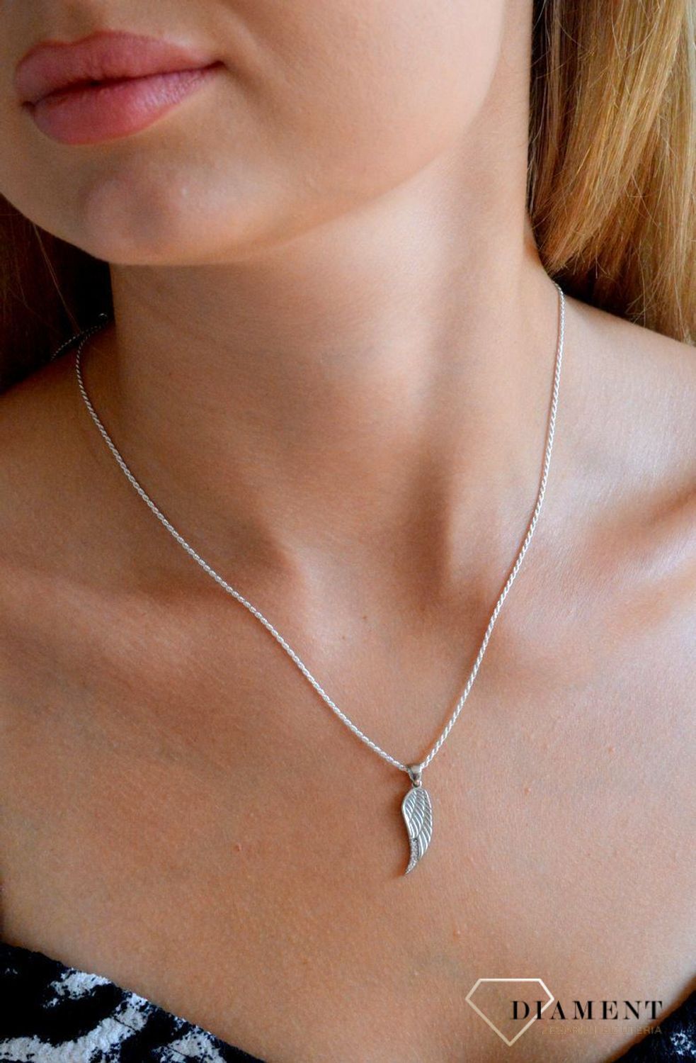 Srebrna zawieszka damska grawerowane skrzydełko z cyrkoniami DIA-ZAW-11631-925. Srebrna zawieszka damska. Damska zawieszka skrzydełko. Zawieszka srebrna do łańcuszka. Damska zawieszka srebrna na prezent..jpg