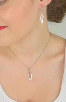 Delikatna srebrna zawieszka w kształcie łezki wykonana ze srebra próby 925. Długość 3 cm. Ponadczasowy design pasujący do każdej stylizacji. Idealna na prezent (1).JPG