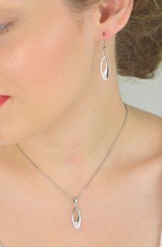 Delikatna srebrna zawieszka w kształcie łezki wykonana ze srebra próby 925. Długość 3 cm. Ponadczasowy design pasujący do każdej stylizacji. Idealna na prezent (2).JPG