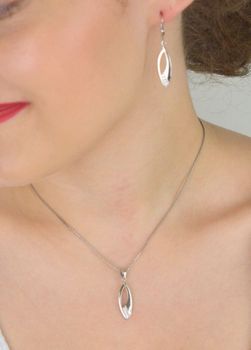 Delikatna srebrna zawieszka w kształcie łezki wykonana ze srebra próby 925. Długość 3 cm. Ponadczasowy design pasujący do każdej stylizacji. Idealna na prezent (3).JPG