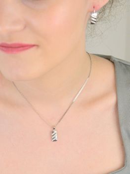 Zawieszka srebrna prostokątna z cyrkoniami próba 925, DIA-ZAW-11808-925 Elegancka zawieszka wykonana z srebra próby 925 w kształcie prostokąta, ozdobiona subtelnymi cyrkoniami (1).JPG