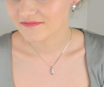 Zawieszka srebrna prostokątna z cyrkoniami próba 925, DIA-ZAW-11808-925 Elegancka zawieszka wykonana z srebra próby 925 w kształcie prostokąta, ozdobiona subtelnymi cyrkoniami (4).JPG