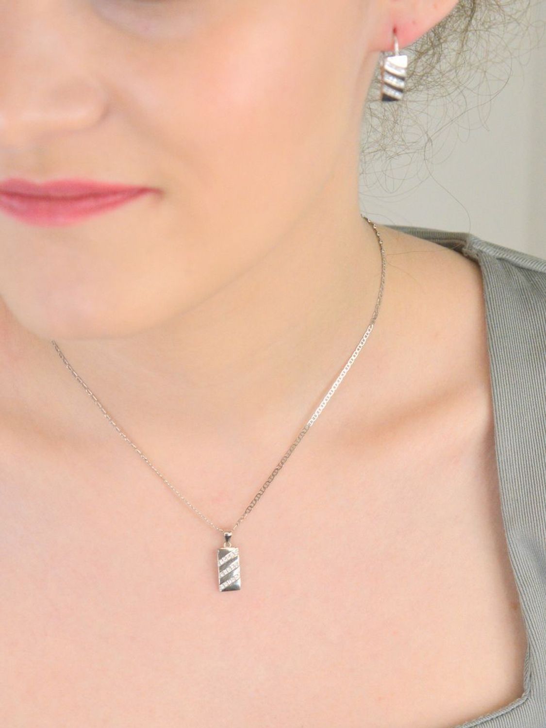 Zawieszka srebrna prostokątna z cyrkoniami próba 925, DIA-ZAW-11808-925 Elegancka zawieszka wykonana z srebra próby 925 w kształcie prostokąta, ozdobiona subtelnymi cyrkoniami.1.jpg