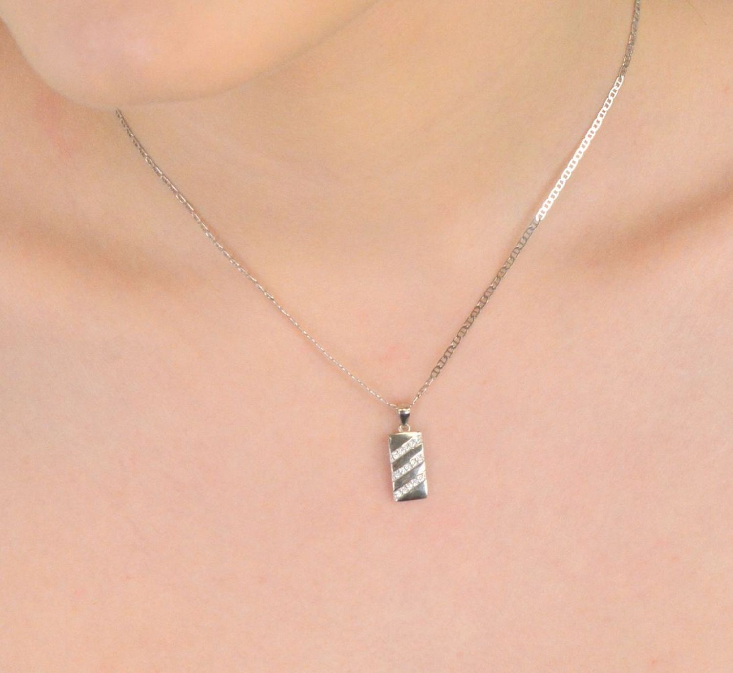 Zawieszka srebrna prostokątna z cyrkoniami próba 925, DIA-ZAW-11808-925 Elegancka zawieszka wykonana z srebra próby 925 w kształcie prostokąta, ozdobiona subtelnymi cyrkoniami.1.jpg