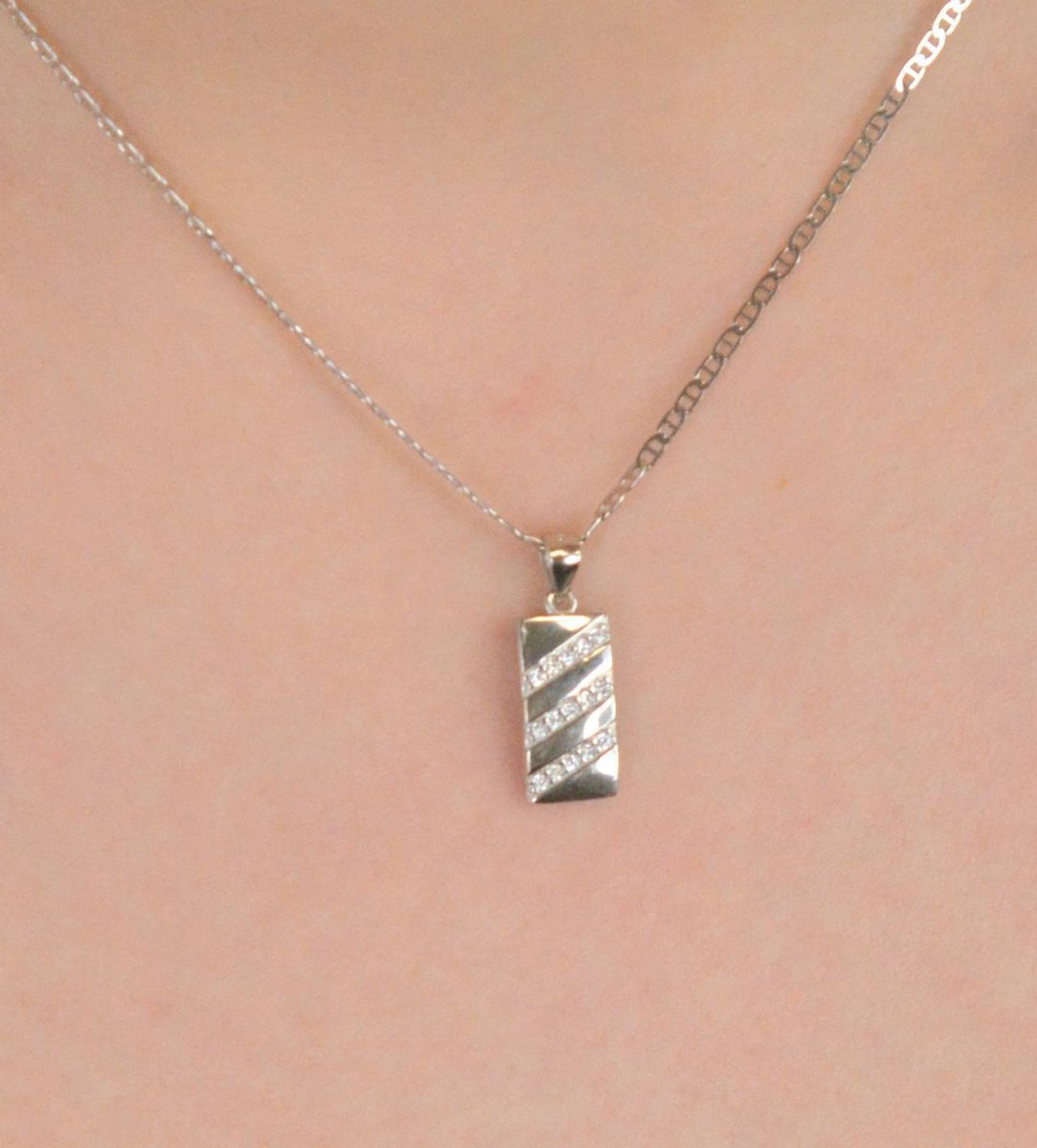 Zawieszka srebrna prostokątna z cyrkoniami próba 925, DIA-ZAW-11808-925 Elegancka zawieszka wykonana z srebra próby 925 w kształcie prostokąta, ozdobiona subtelnymi cyrkoniami.1.jpg