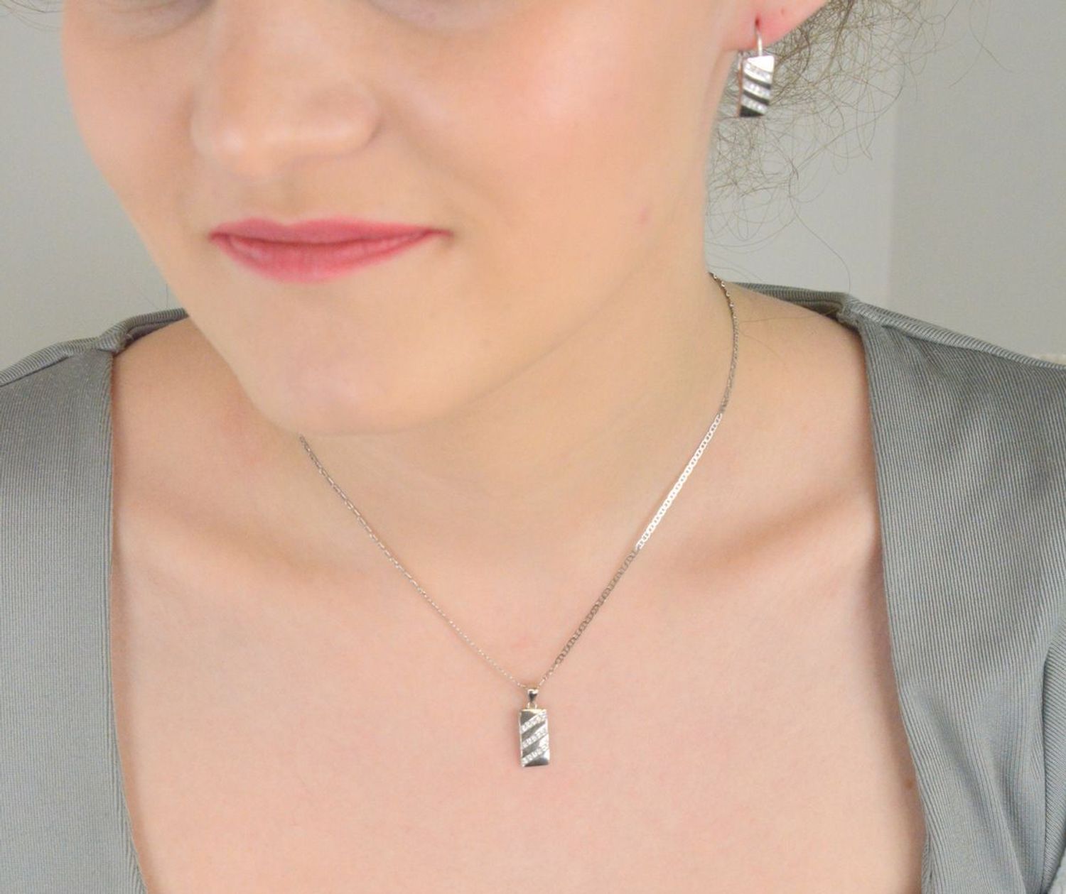 Zawieszka srebrna prostokątna z cyrkoniami próba 925, DIA-ZAW-11808-925 Elegancka zawieszka wykonana z srebra próby 925 w kształcie prostokąta, ozdobiona subtelnymi cyrkoniami.1.jpg