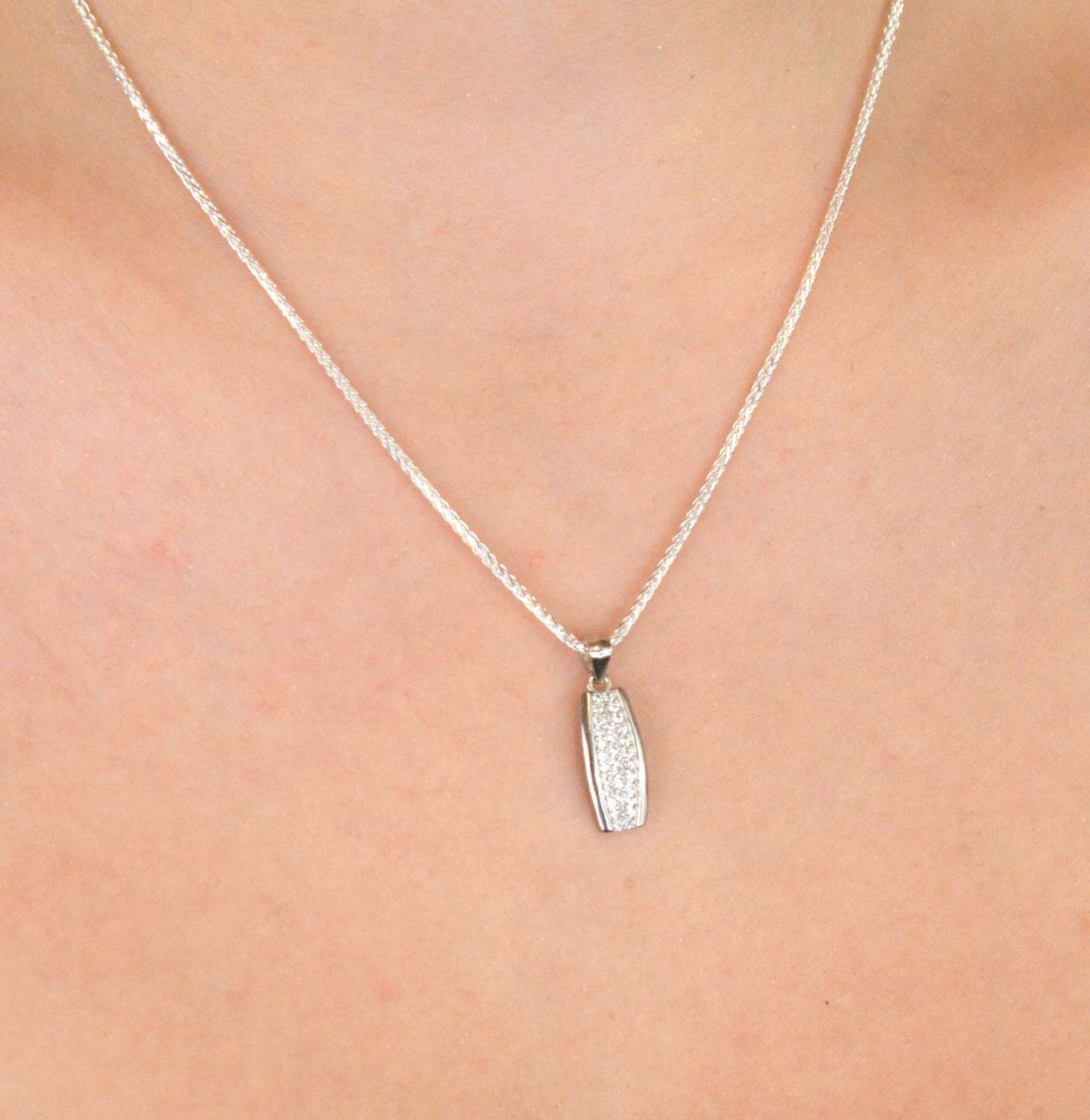 Zawieszka srebrna próby 925 DIA-ZAW-11828-925, podłużna, zdobiona białymi cyrkoniami. Długość z oczkiem 2,0 cm, szerokość 7 mm, waga 1,10 g. Elegancka biżuteria na każdą okazję.1.jpg