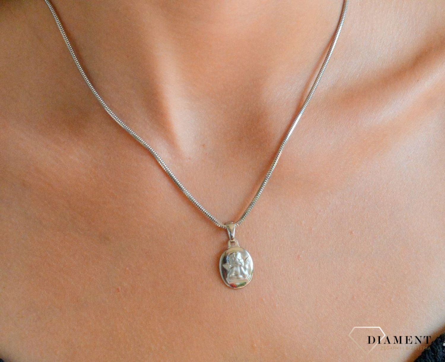 Srebrny medalik owalny z aniołkiem DIA-ZAW-11859-925.jpg