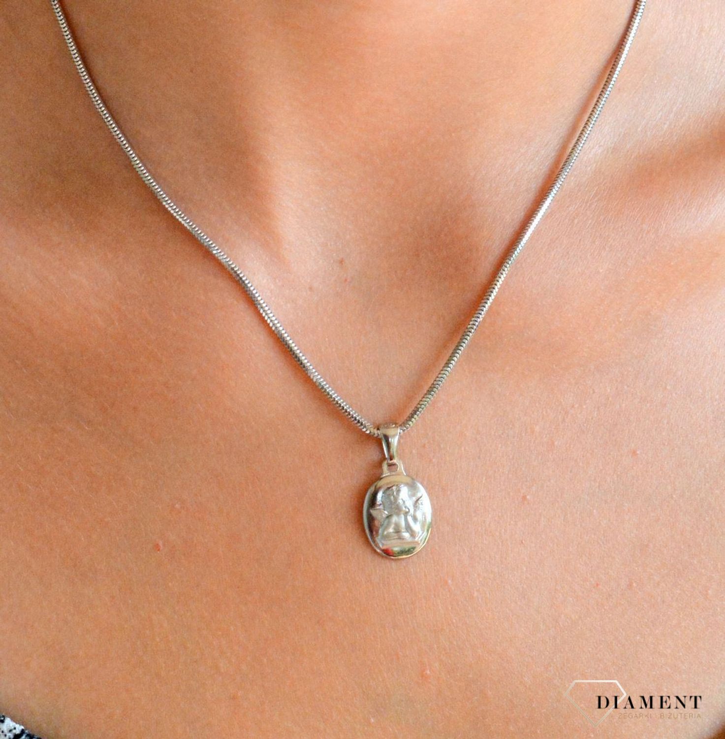 Srebrny medalik owalny z aniołkiem DIA-ZAW-11859-925.jpg