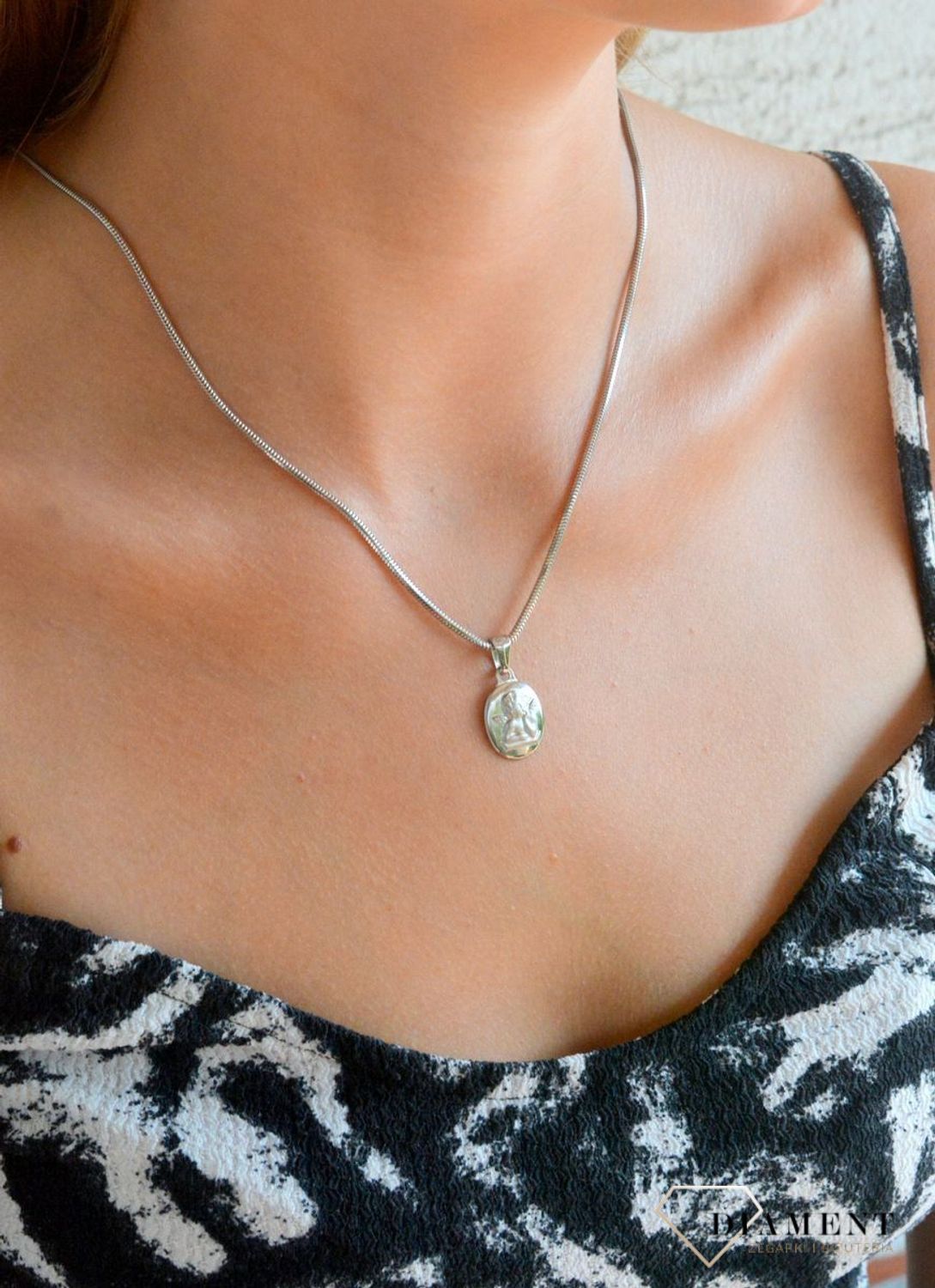 Srebrny medalik owalny z aniołkiem DIA-ZAW-11859-925.jpg