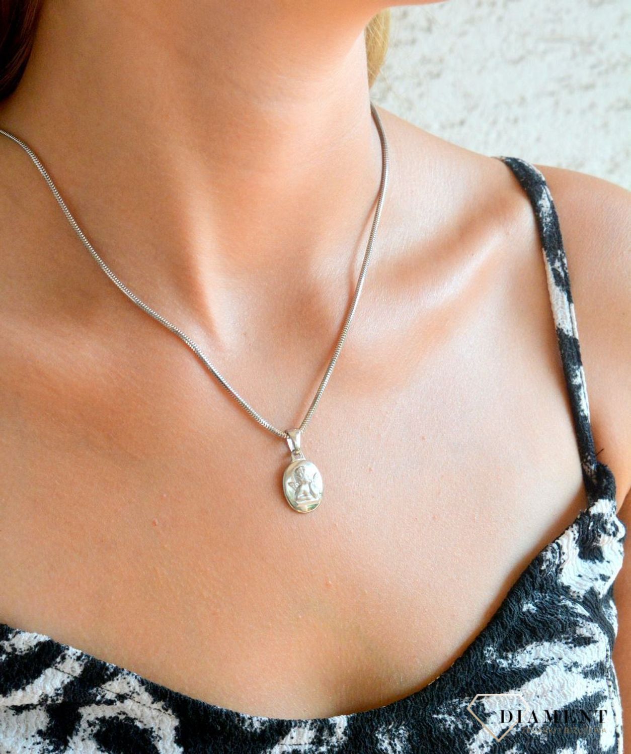 Srebrny medalik owalny z aniołkiem DIA-ZAW-11859-925.jpg