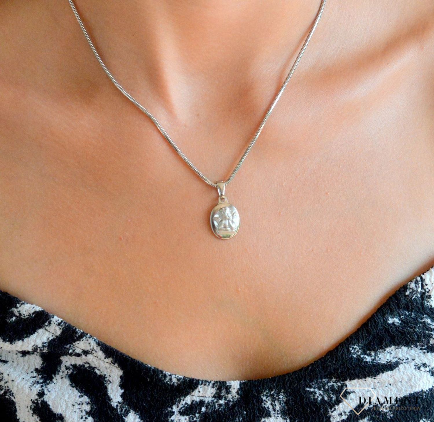 Srebrny medalik owalny z aniołkiem DIA-ZAW-11859-925.jpg