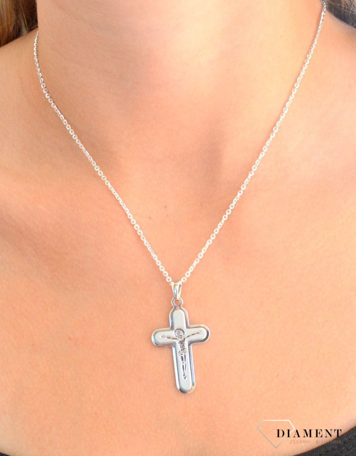 Srebrna zawieszka prosty krzyż z wizerunkiem Jezusa Chrystusa DIA-ZAW-11860-925.jpg