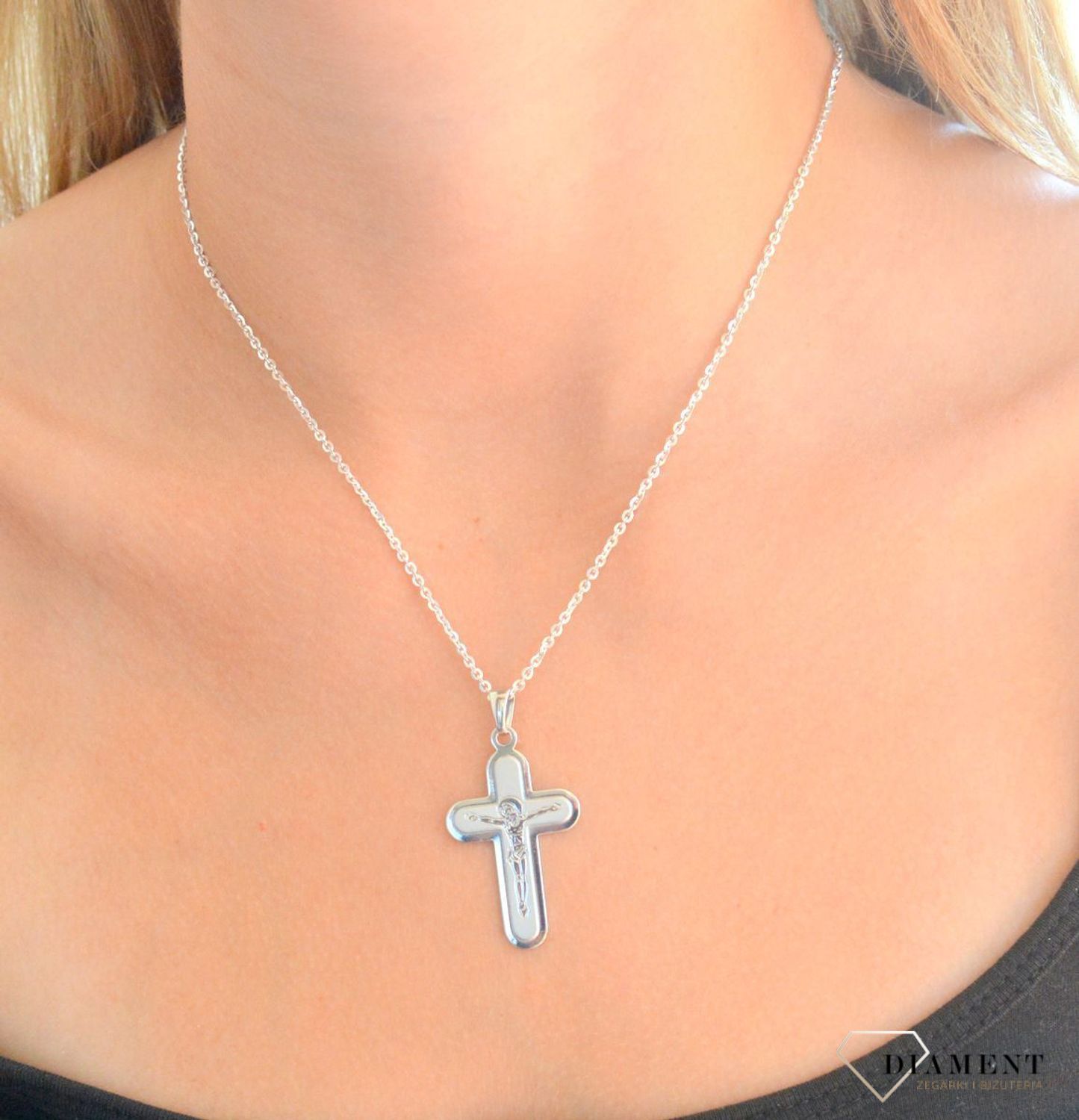 Srebrna zawieszka prosty krzyż z wizerunkiem Jezusa Chrystusa DIA-ZAW-11860-925.jpg