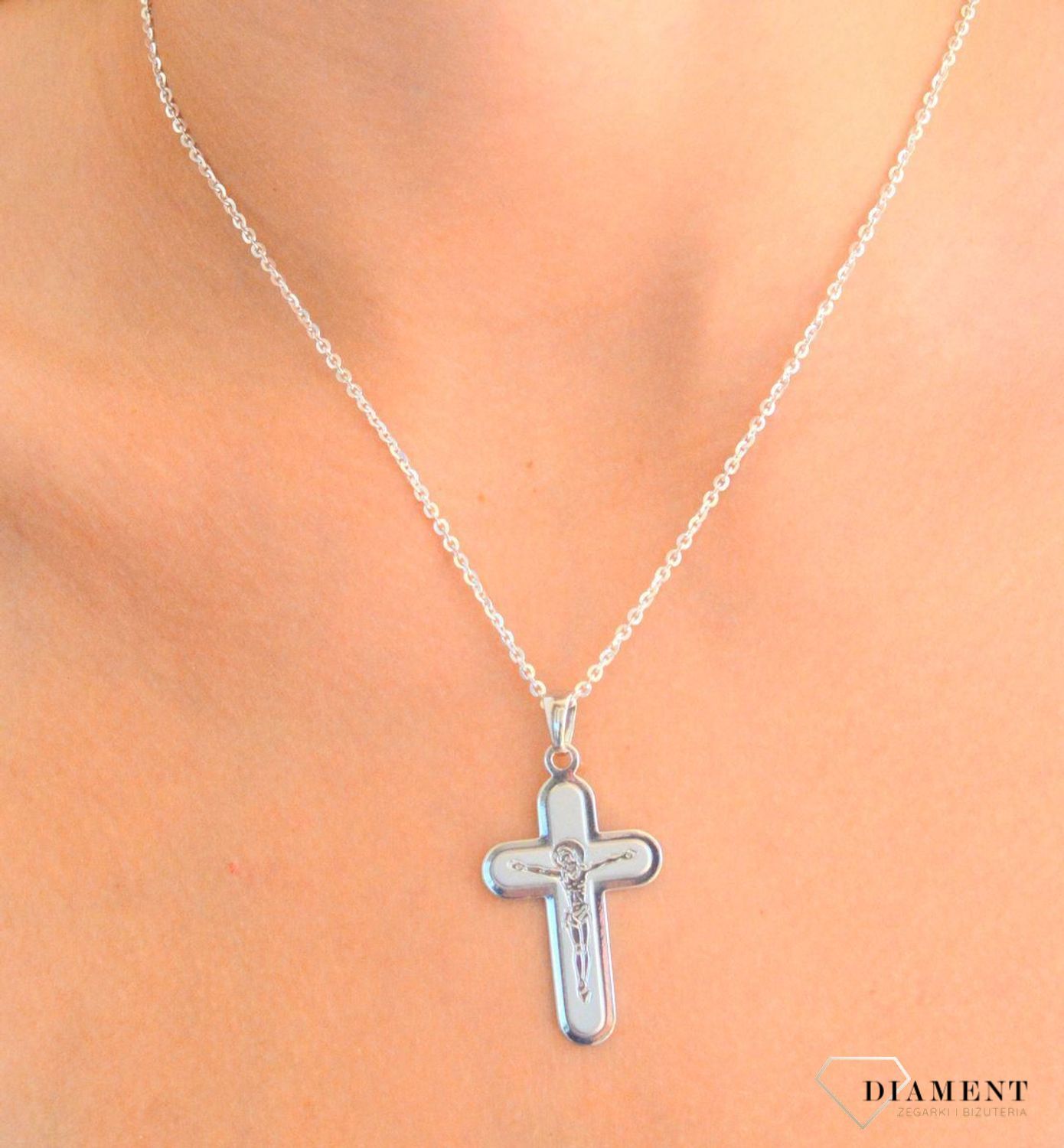 Srebrna zawieszka prosty krzyż z wizerunkiem Jezusa Chrystusa DIA-ZAW-11860-925.jpg