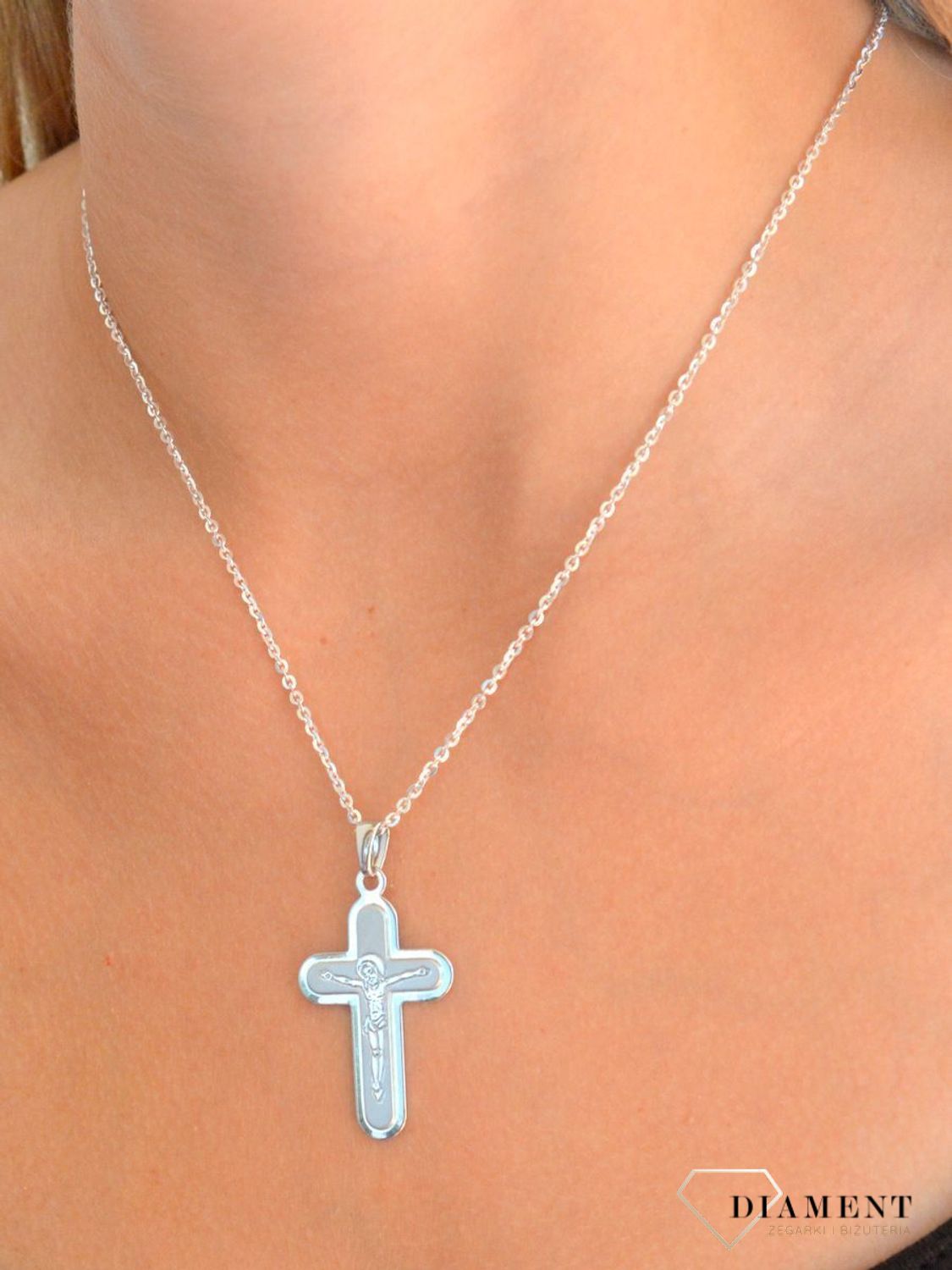 Srebrna zawieszka prosty krzyż z wizerunkiem Jezusa Chrystusa DIA-ZAW-11860-925.jpg