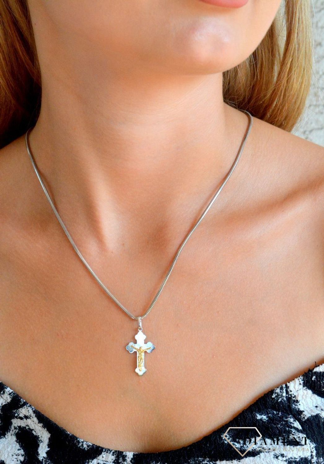 Srebrna zawieszka pokryty złotem krzyż z wizerunkiem Jezusa Chrystusa DIA-ZAW-11862-925.jpg