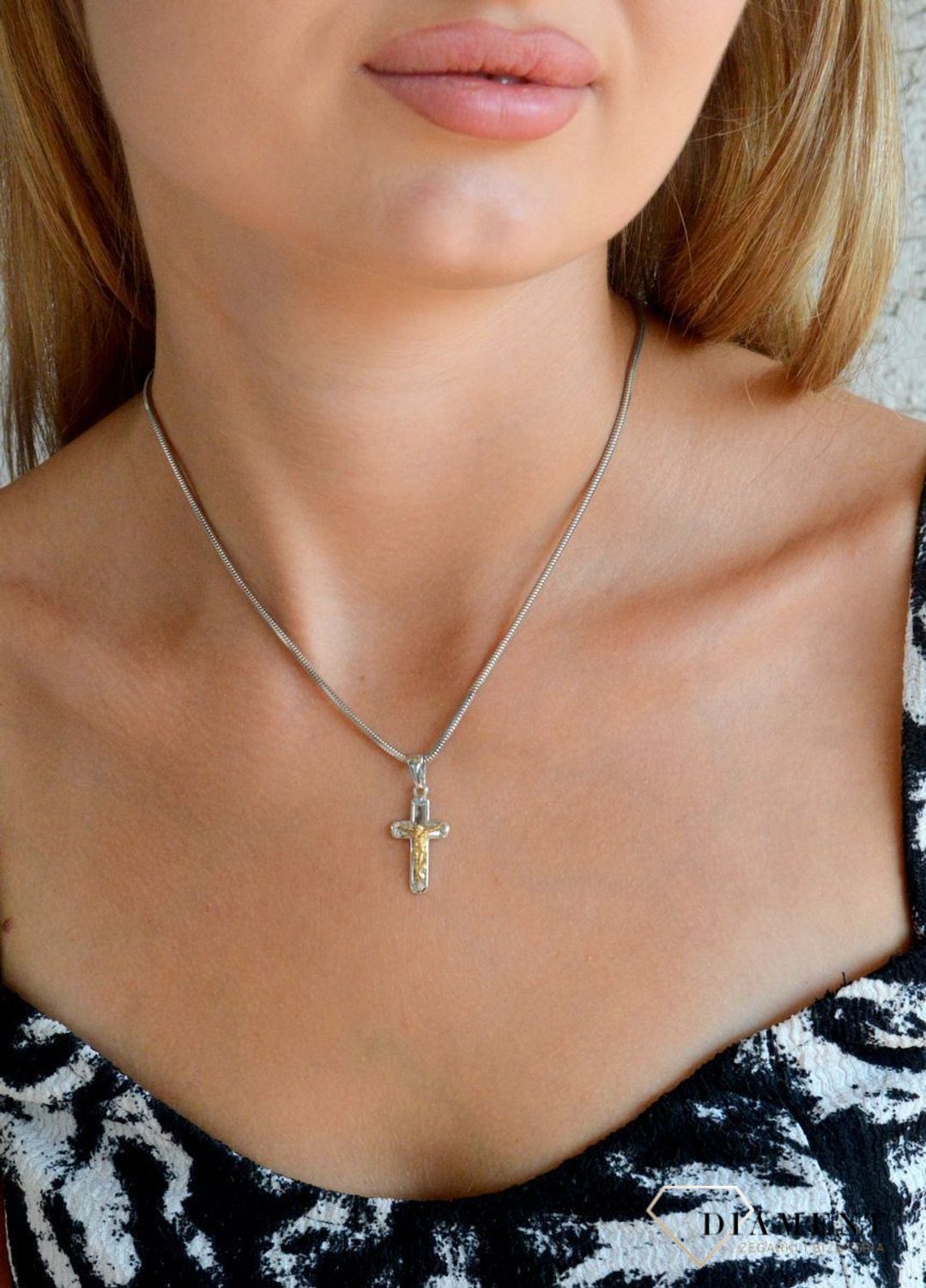 Srebrna zawieszka prosty krzyż pokryty złotem z wizerunkiem Jezusa DIA-ZAW-11863-925.jpg