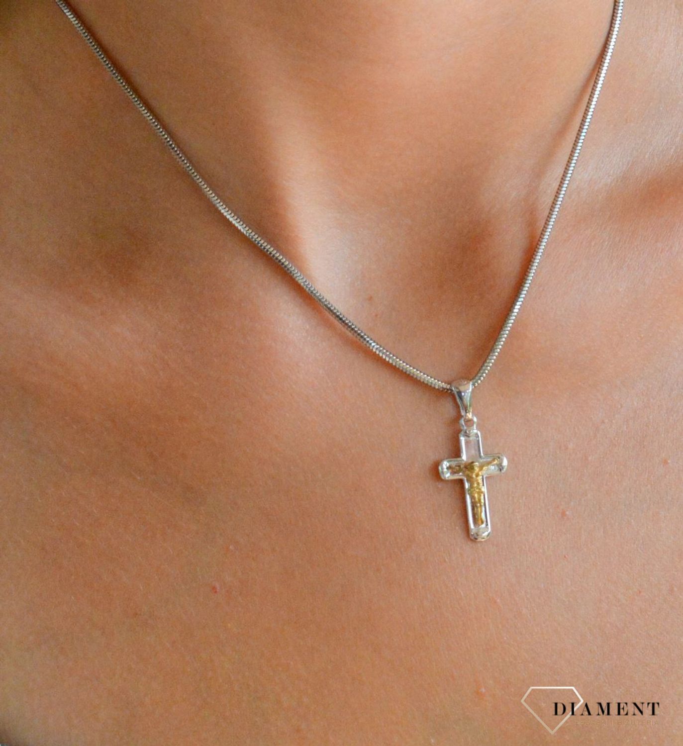 Srebrna zawieszka prosty krzyż pokryty złotem z wizerunkiem Jezusa DIA-ZAW-11863-925.jpg