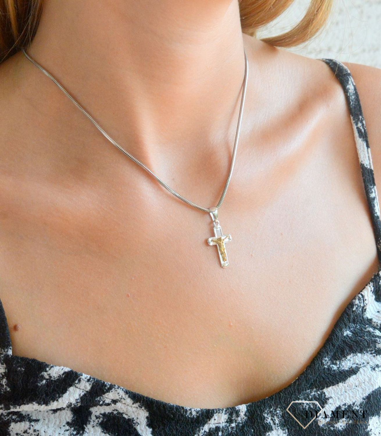 Srebrna zawieszka prosty krzyż pokryty złotem z wizerunkiem Jezusa DIA-ZAW-11863-925.jpg