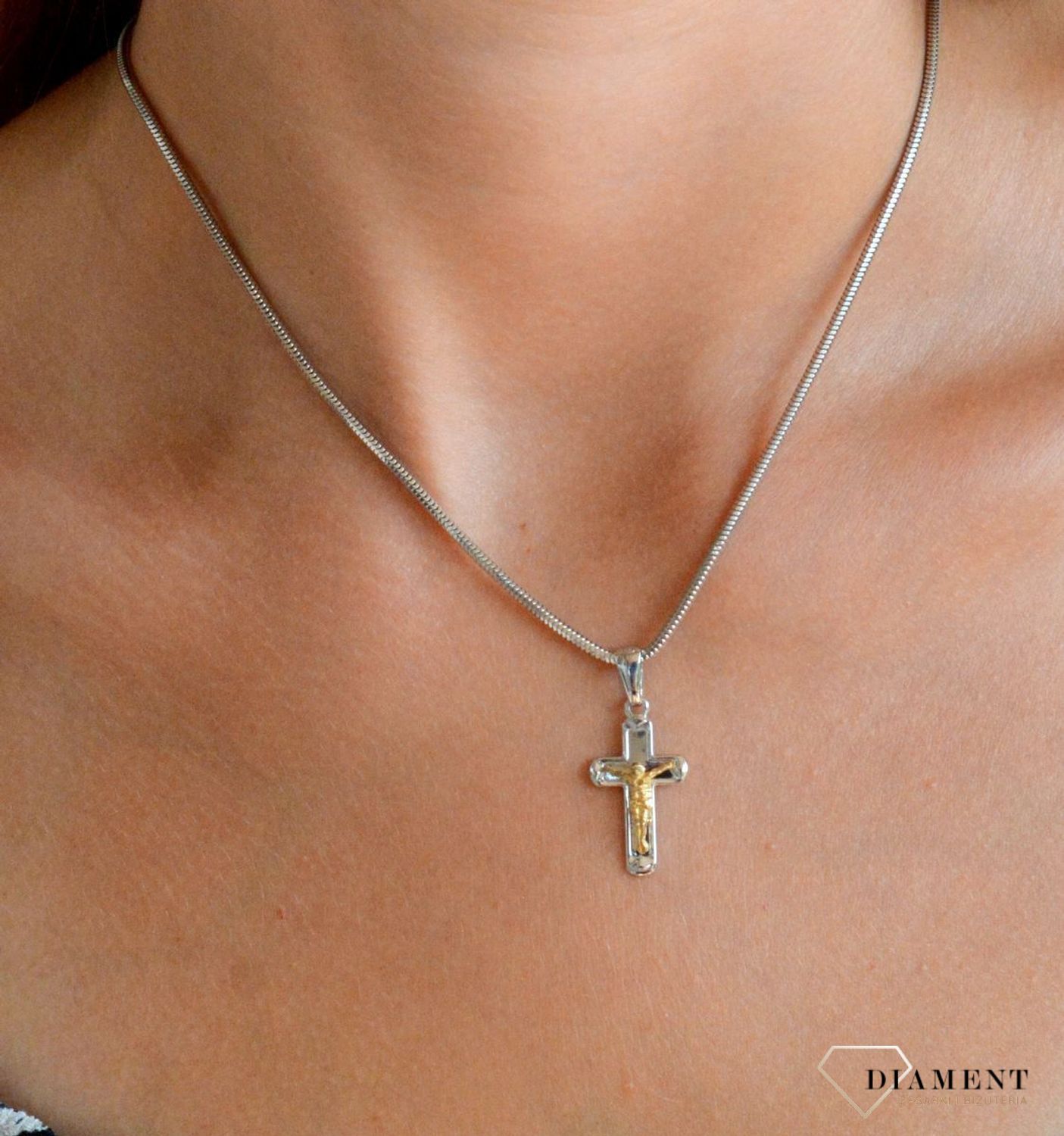 Srebrna zawieszka prosty krzyż pokryty złotem z wizerunkiem Jezusa DIA-ZAW-11863-925.jpg