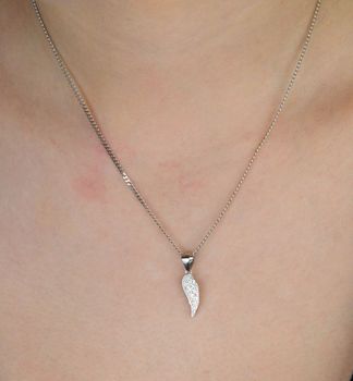 Zawieszka damska srebrna próba 925, piórko z cyrkoniami DIA-ZAW-11882-925 Delikatna i pełna uroku zawieszka w kształcie piórka, wykonana z najwyższej jakości srebra próby 925 (2).JPG