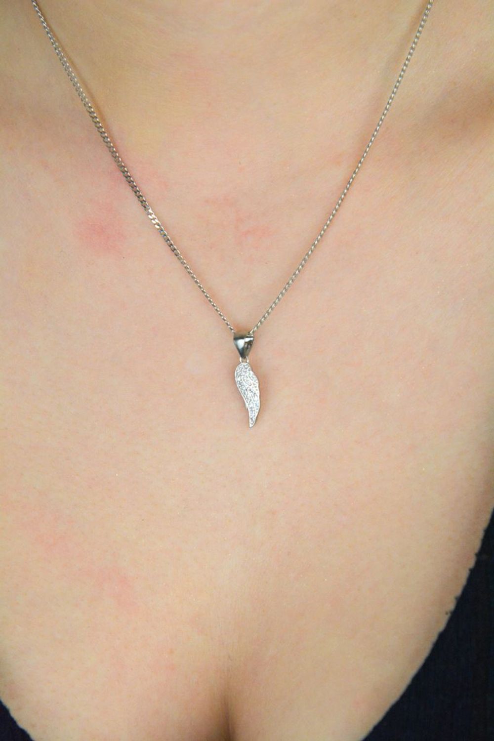 Zawieszka damska srebrna próba 925, piórko z cyrkoniami DIA-ZAW-11882-925.jpg