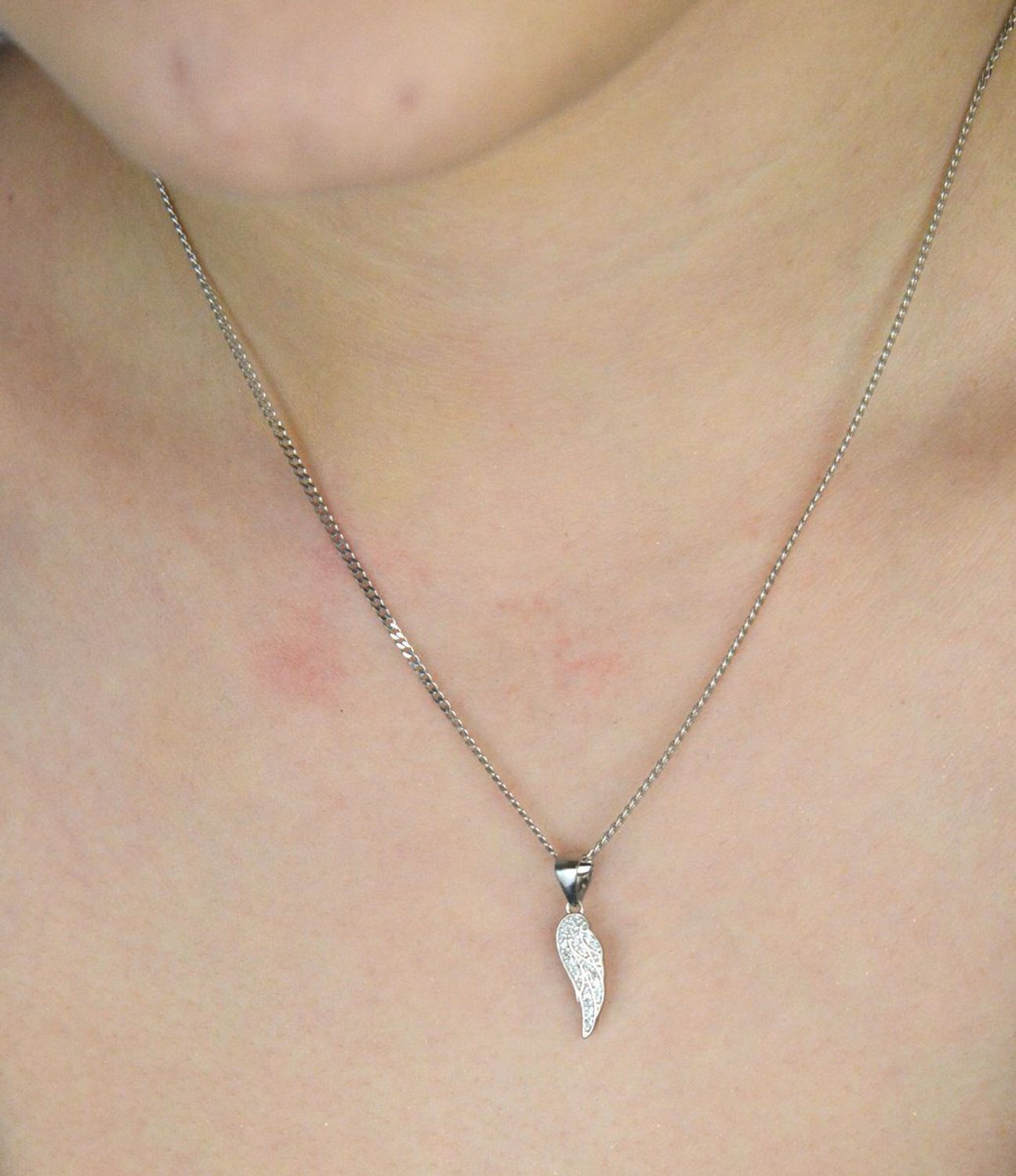 Zawieszka damska srebrna próba 925, piórko z cyrkoniami DIA-ZAW-11882-925.jpg