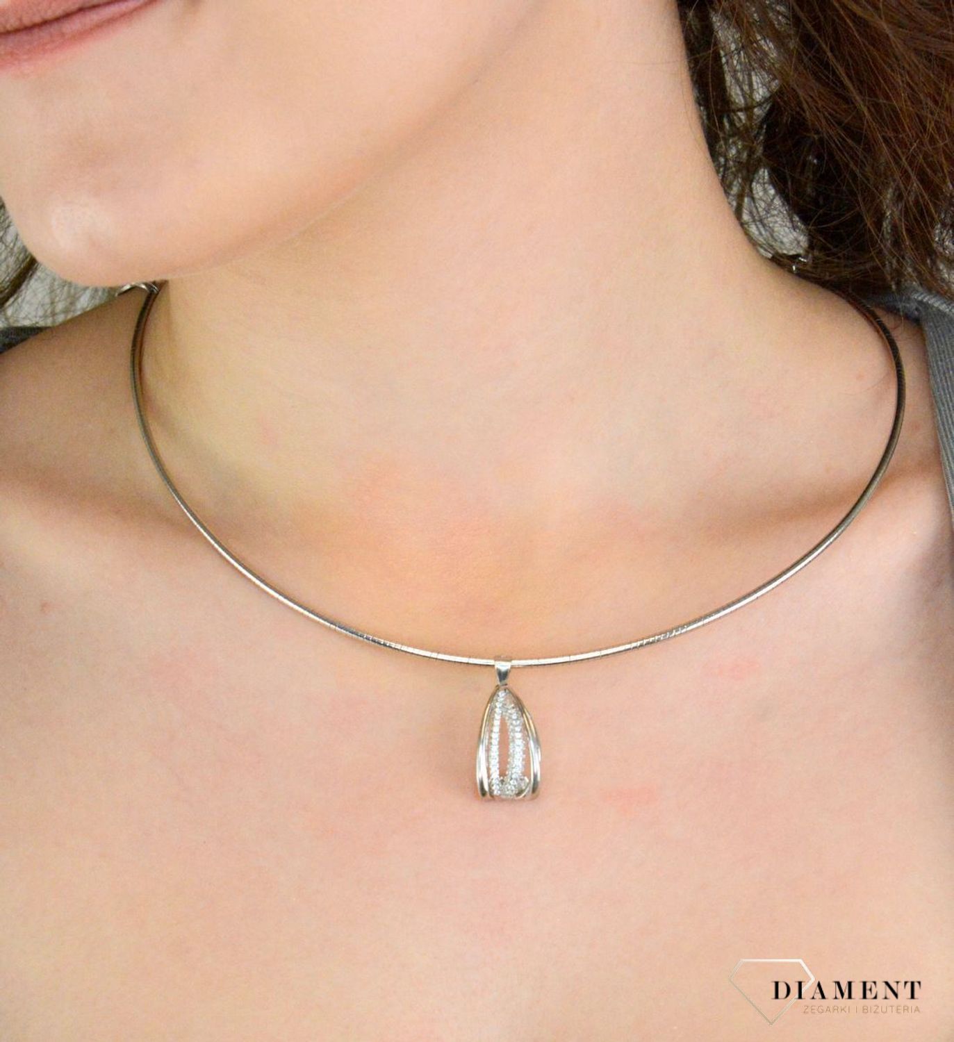 Zawieszka srebrna cyrkonie w środku pr 925, DIA-ZAW-11907-925 Srebrna zawieszka została wykonana z najwyższej jakości srebra próby 925. Srebrna zawieszka ozdobiona cyrkoniami. Idealny prezent dla każdej kobiety1.jpg