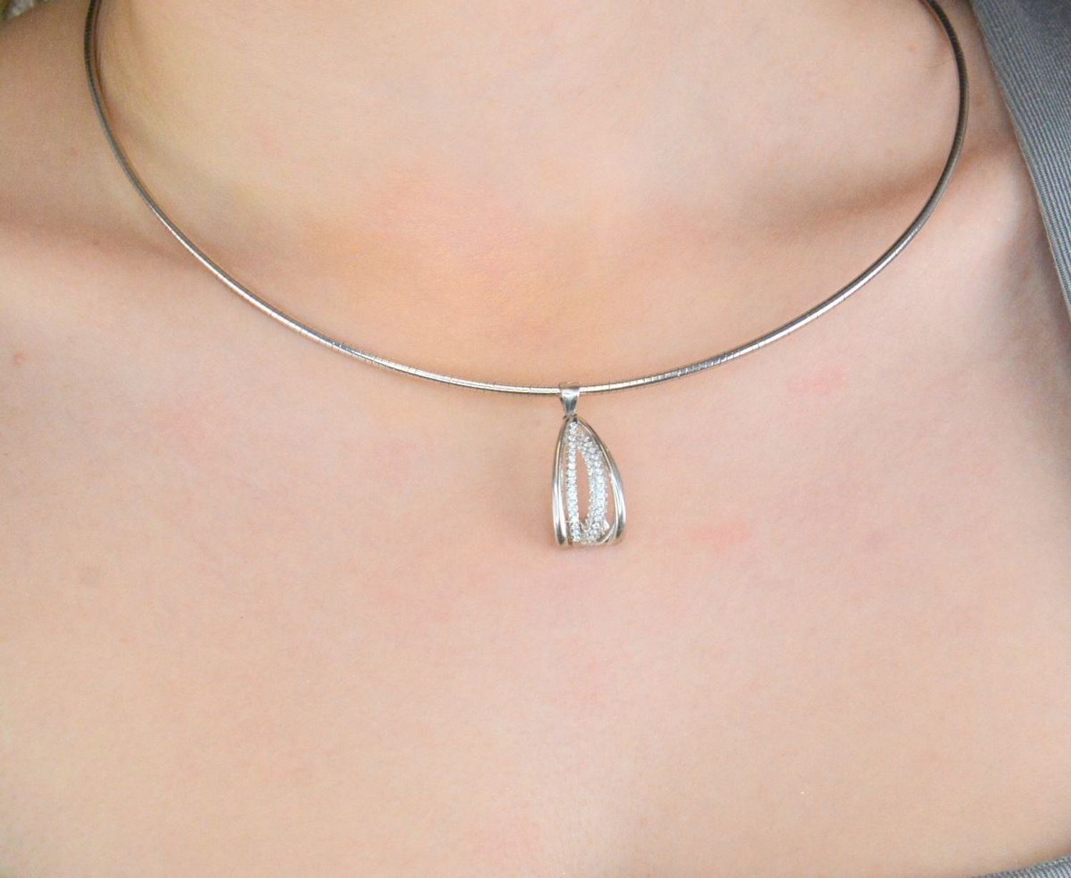 Zawieszka srebrna cyrkonie w środku pr 925, DIA-ZAW-11907-925 Srebrna zawieszka została wykonana z najwyższej jakości srebra próby 925. Srebrna zawieszka ozdobiona cyrkoniami. Idealny prezent dla każdej kobiety1.jpg