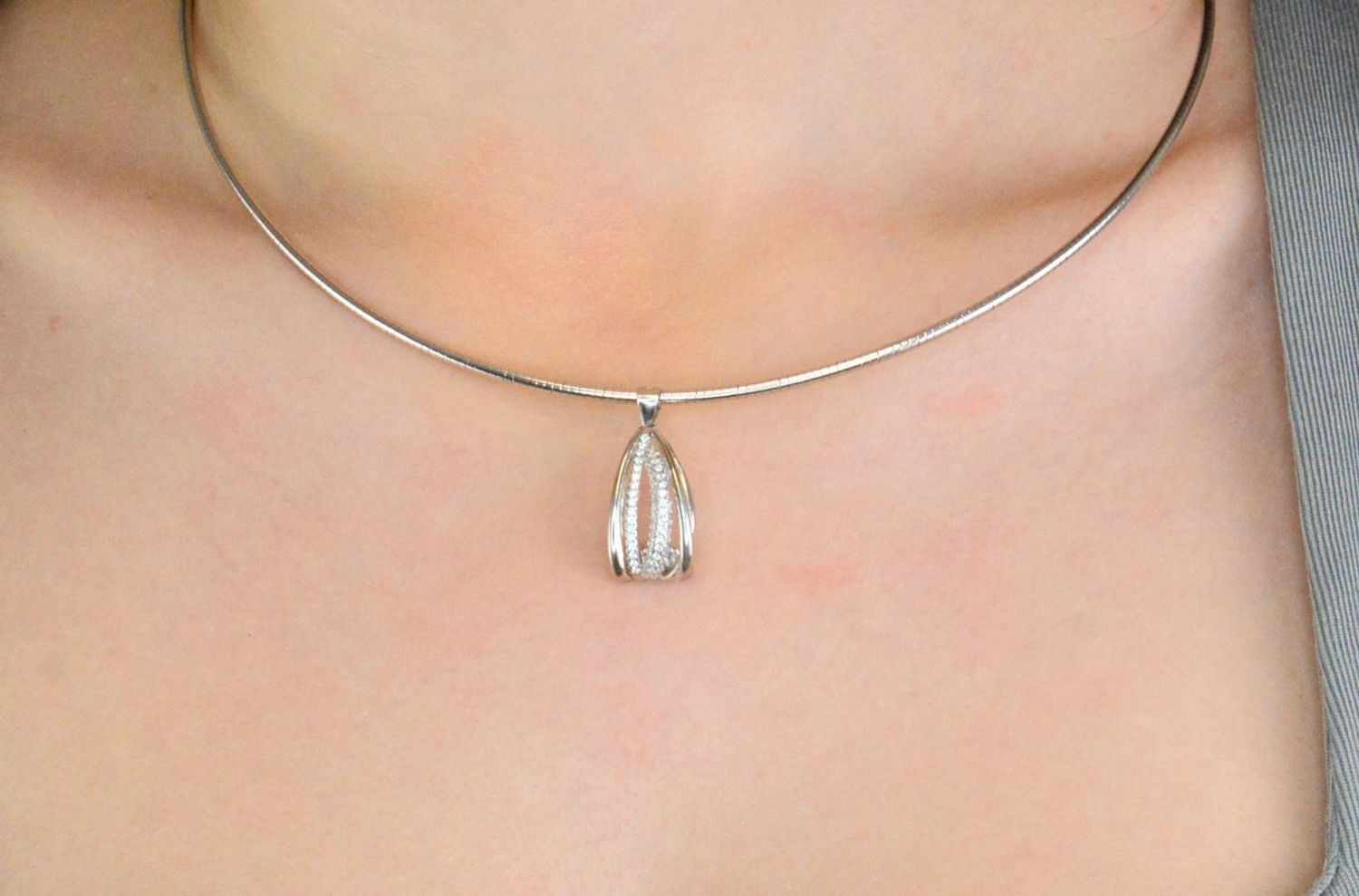 Zawieszka srebrna cyrkonie w środku pr 925, DIA-ZAW-11907-925 Srebrna zawieszka została wykonana z najwyższej jakości srebra próby 925. Srebrna zawieszka ozdobiona cyrkoniami. Idealny prezent dla każdej kobiety1.jpg