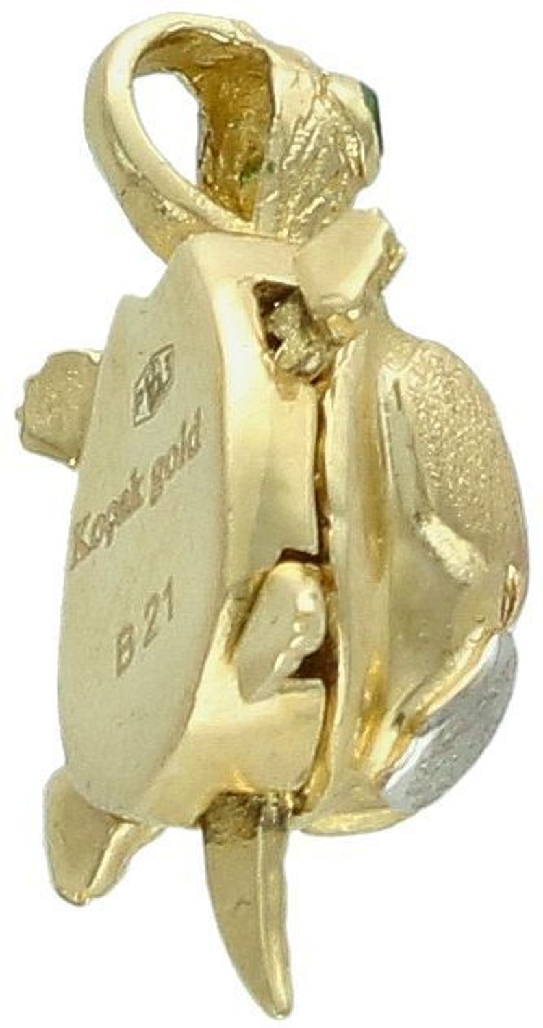 Złota zawieszka żółw z zielonymi oczkami DIA-ZAW-11920-585. DIA-ZAW-11041-585. Złota zawieszka miś wykonana z 14-karatowego złota jest doskonałą ozdobą do eleganckiej stylizacji.1.jpg