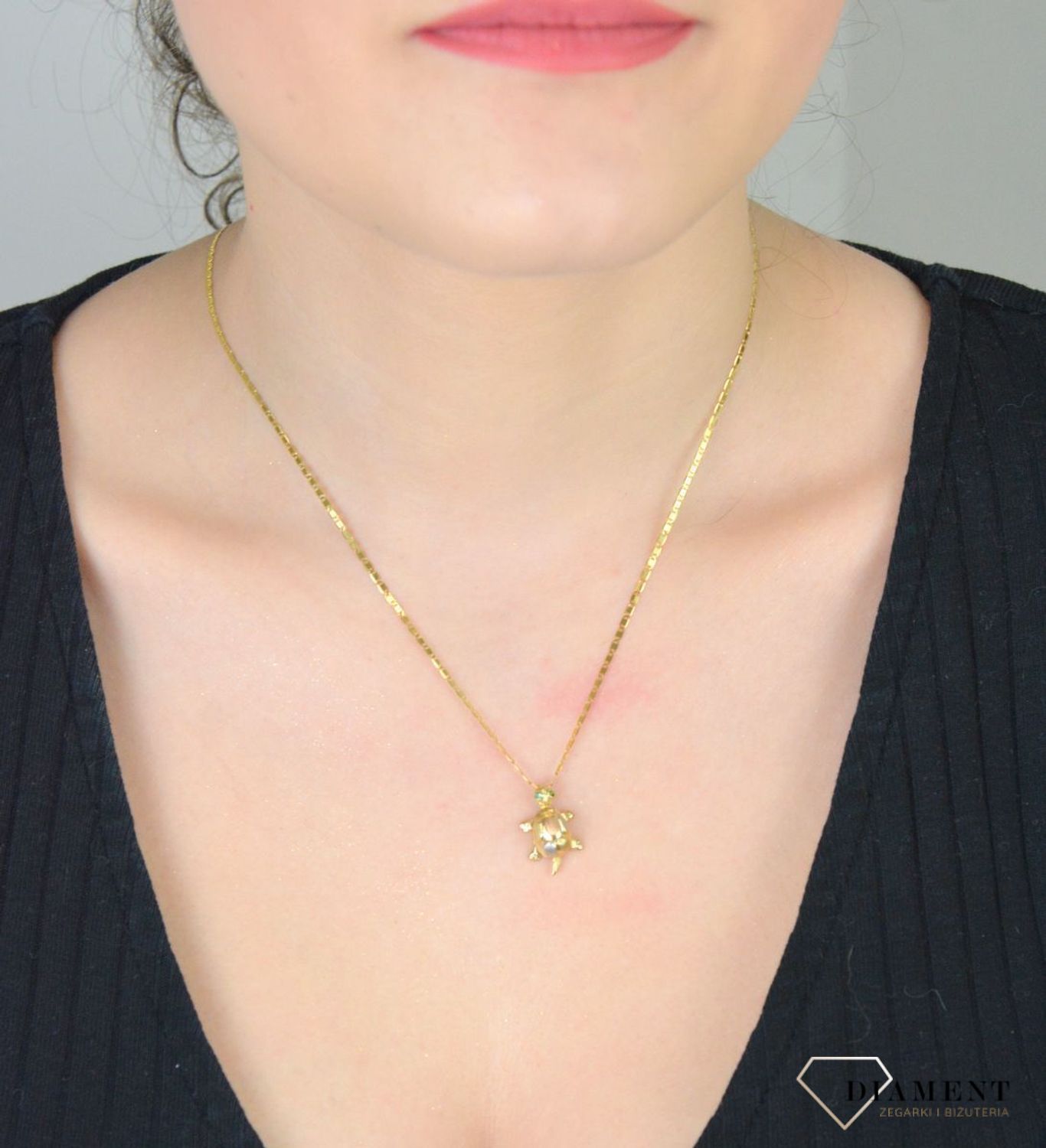 Złota zawieszka żółw z zielonymi oczkami DIA-ZAW-11920-585. DIA-ZAW-11041-585. Złota zawieszka miś wykonana z 14-karatowego złota jest doskonałą ozdobą do eleganckiej stylizacji.1.jpg