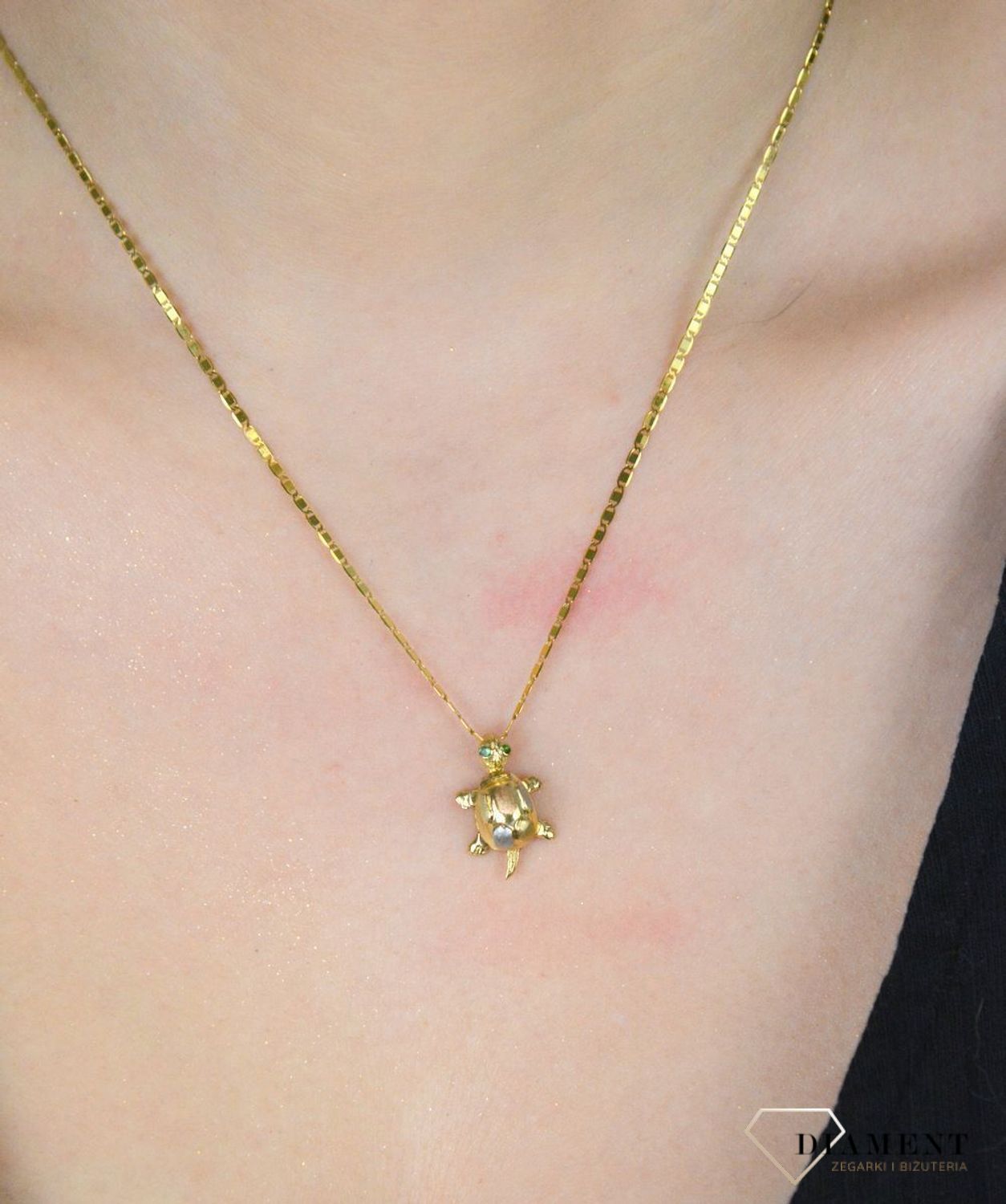 Złota zawieszka żółw z zielonymi oczkami DIA-ZAW-11920-585. DIA-ZAW-11041-585. Złota zawieszka miś wykonana z 14-karatowego złota jest doskonałą ozdobą do eleganckiej stylizacji.1.jpg