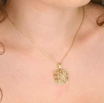 Zawieszka złota ażurowa 585 z grawerowanym kwadratem DIA-KPL-11921-585 ✨ Elegancka biżuteria 💎 z subtelnym ażurowym wzorem, idealna na prezent 🎁 lub do codziennych stylizacji 👗. Wysoka jakość złota 585 🔥 (2).JPG