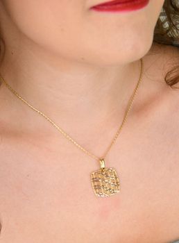 Zawieszka złota ażurowa 585 z grawerowanym kwadratem DIA-KPL-11921-585 ✨ Elegancka biżuteria 💎 z subtelnym ażurowym wzorem, idealna na prezent 🎁 lub do codziennych stylizacji 👗. Wysoka jakość złota 585 🔥 (3).JPG